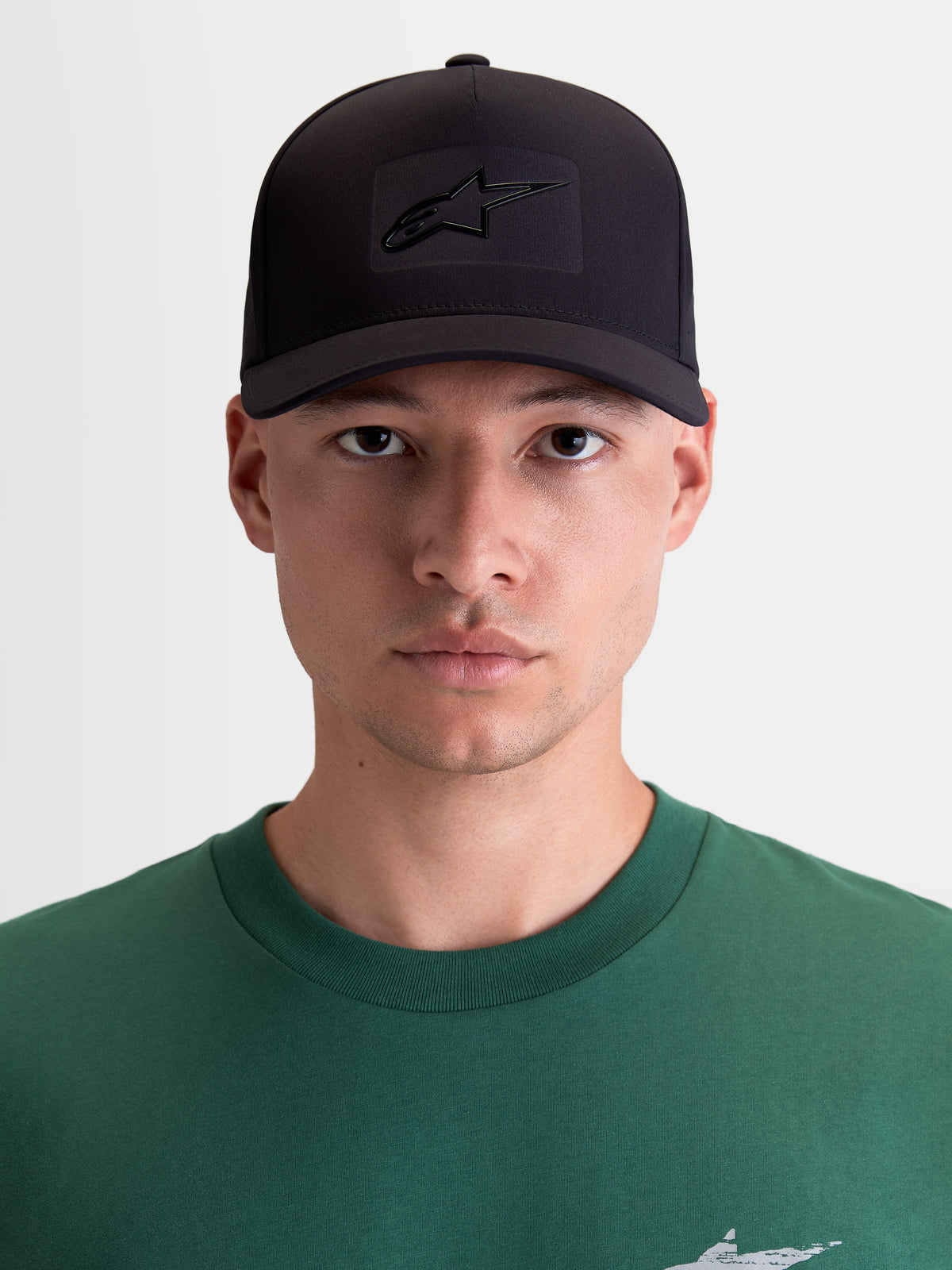Alpinestars Algo Perf ajustable, gorra snapback de estilo deportivo para hombre y mujer, negra, tejido técnico con logotipo Astars de soldadura sónica, corona estructurada y visera curva, vista frontal sobre modelo