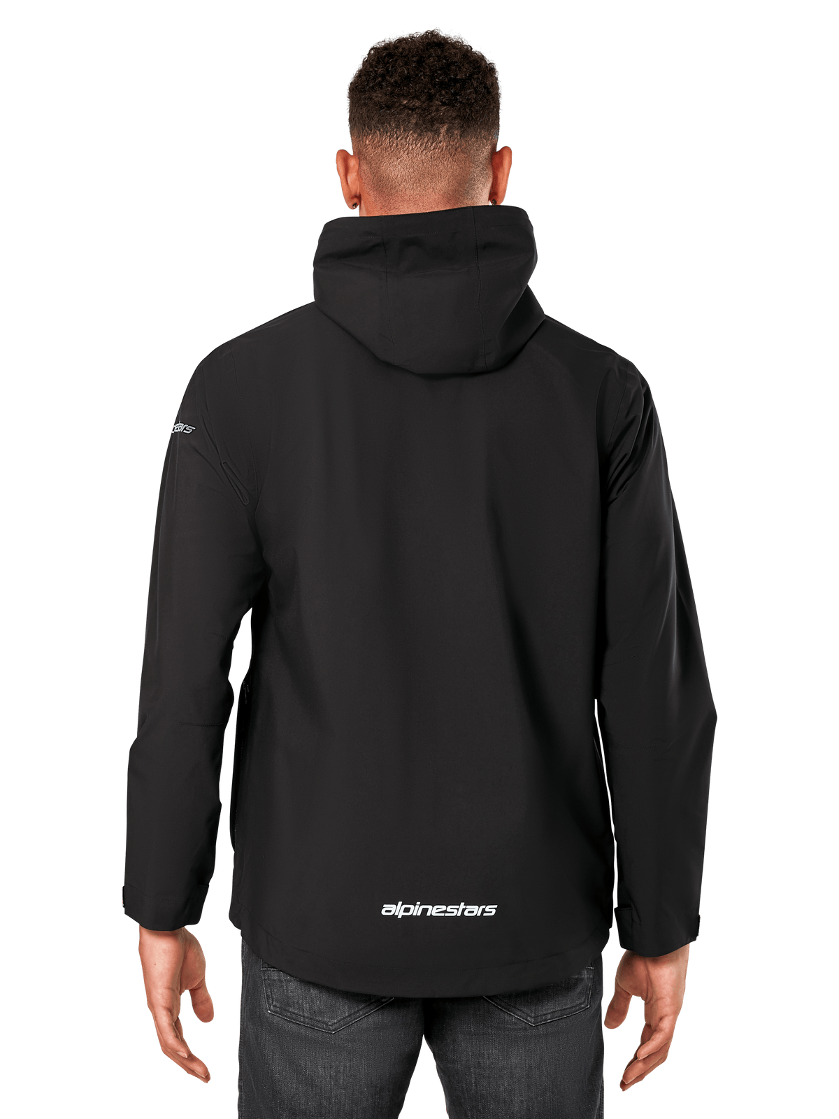 Alpinestars Kascade Rain Jacket, chaqueta impermeable para hombre, negra, vista posterior que muestra la capucha fija y el logotipo de Alpinestars en la parte inferior de la espalda, ropa deportiva impermeable casual