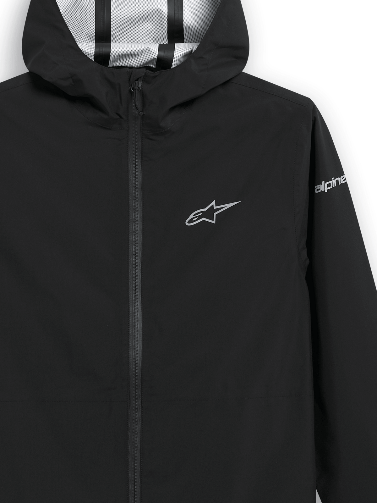 Alpinestars Kascade Rain Jacket, chaqueta shell para lluvia en color negro, primer plano del pecho y la capucha, logotipo de estrella plateada en el pecho y marca en la manga, costuras selladas visibles en el interior de la capucha, prenda de exterior resistente al agua inspirada en el automovilismo