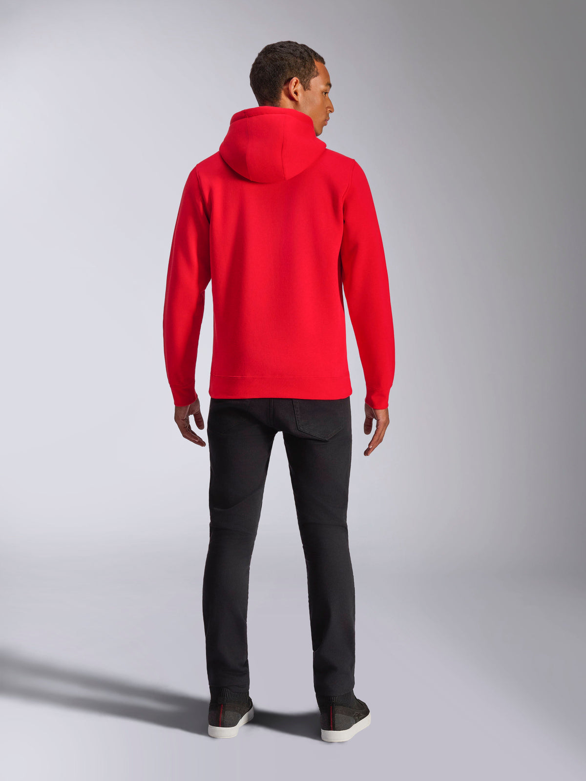 Sudadera con capucha Alpinestars Ageless V3, vista posterior, rojo brillante, sudadera urbana informal, combinada con pantalones negros, diseño moderno inspirado en el automovilismo