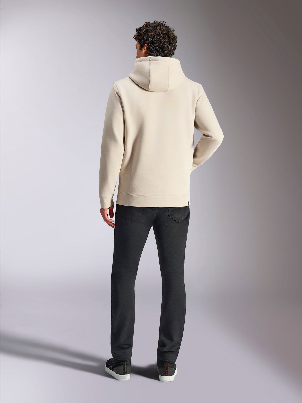Sudadera Alpinestars Always V3, sudadera de forro polar en color blanco roto vista desde atrás, estilo urbano casual con capucha forrada de tejido de punto y puños de canalé, combinada con pantalones negros