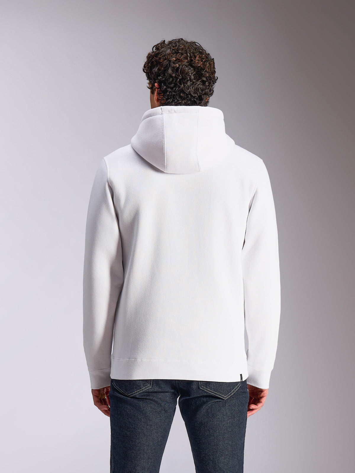 Sudadera Alpinestars Blaze V3, vista trasera, forro polar blanco tipo pulóver, capucha forrada de jersey, mangas largas con puños y dobladillo de canalé, ropa de calle casual inspirada en el automovilismo