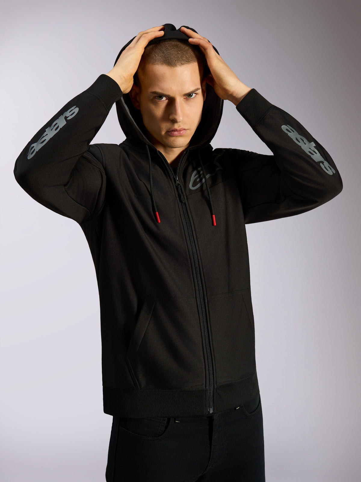 Sudadera con capucha Alpinestars Sessions V3, sudadera negra con cremallera completa, logotipos de Astars en gris en los antebrazos, capucha con forro de malla y cordones con puntas rojas, ropa urbana de estilo informal inspirada en el automovilismo