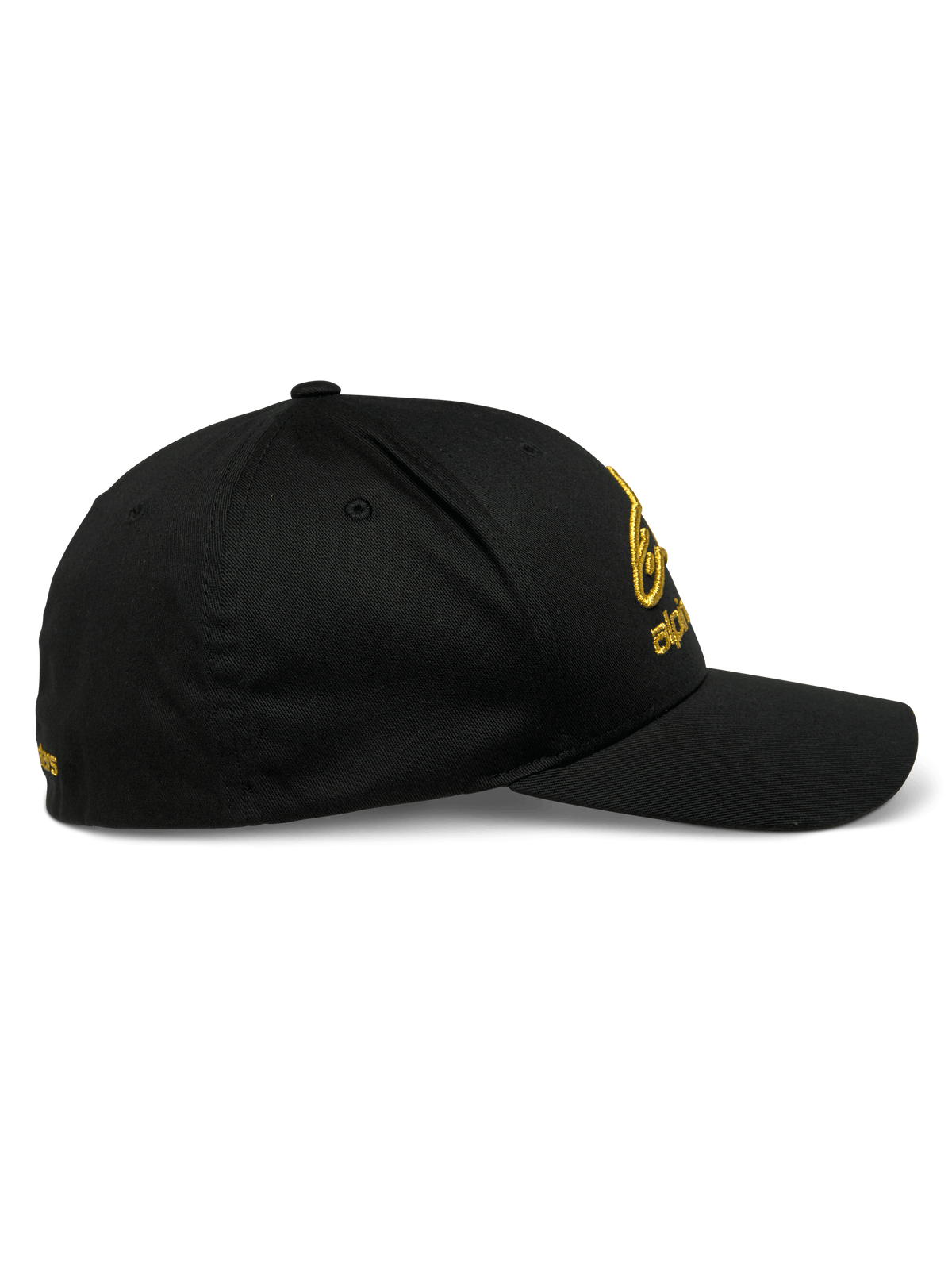 Gorra Alpinestars Gild, gorra deportiva, negro y dorado, vista de perfil lateral que presenta visera curva, corona estructurada y bordado 3D metálico dorado en el frente y el lateral, tejido de sarga elástica