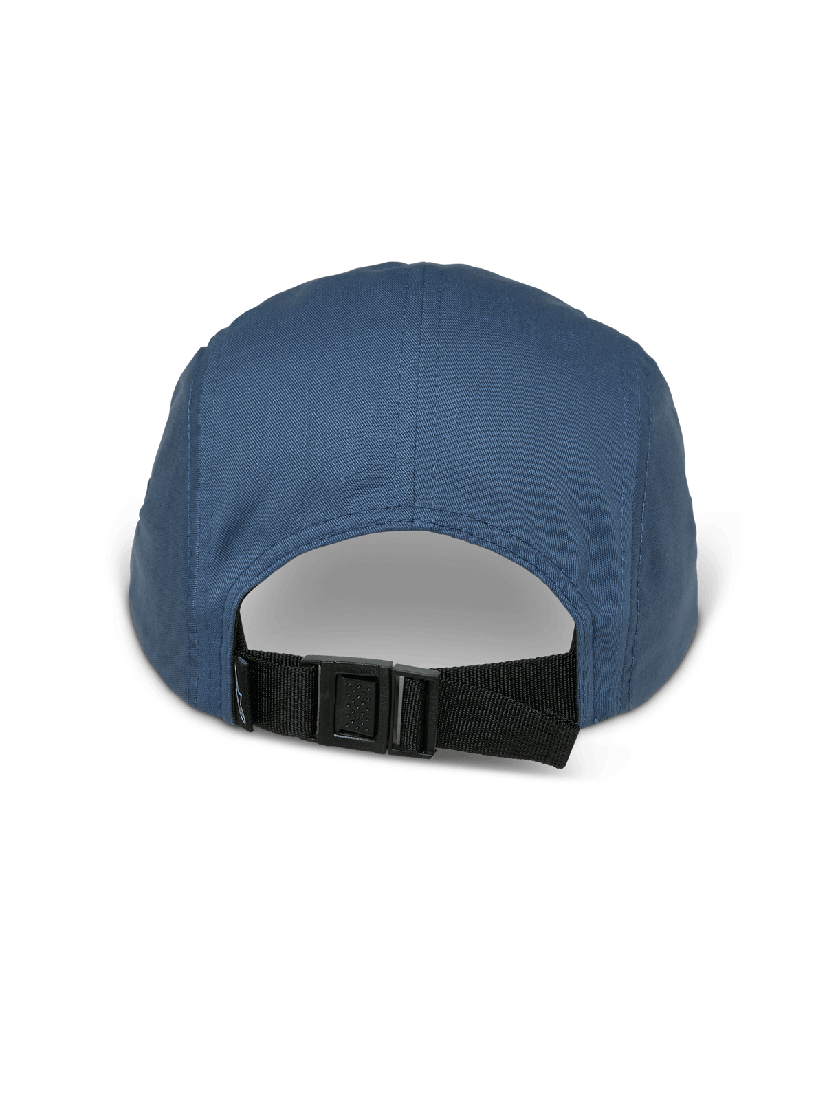 Gorra Alpinestars Peasy, gorra jockey de 5 paneles, azul, vista trasera que muestra la correa ajustable con hebilla de clip negra y la corona sin estructura, tejido de sarga, estilo streetwear casual inspirado en el automovilismo