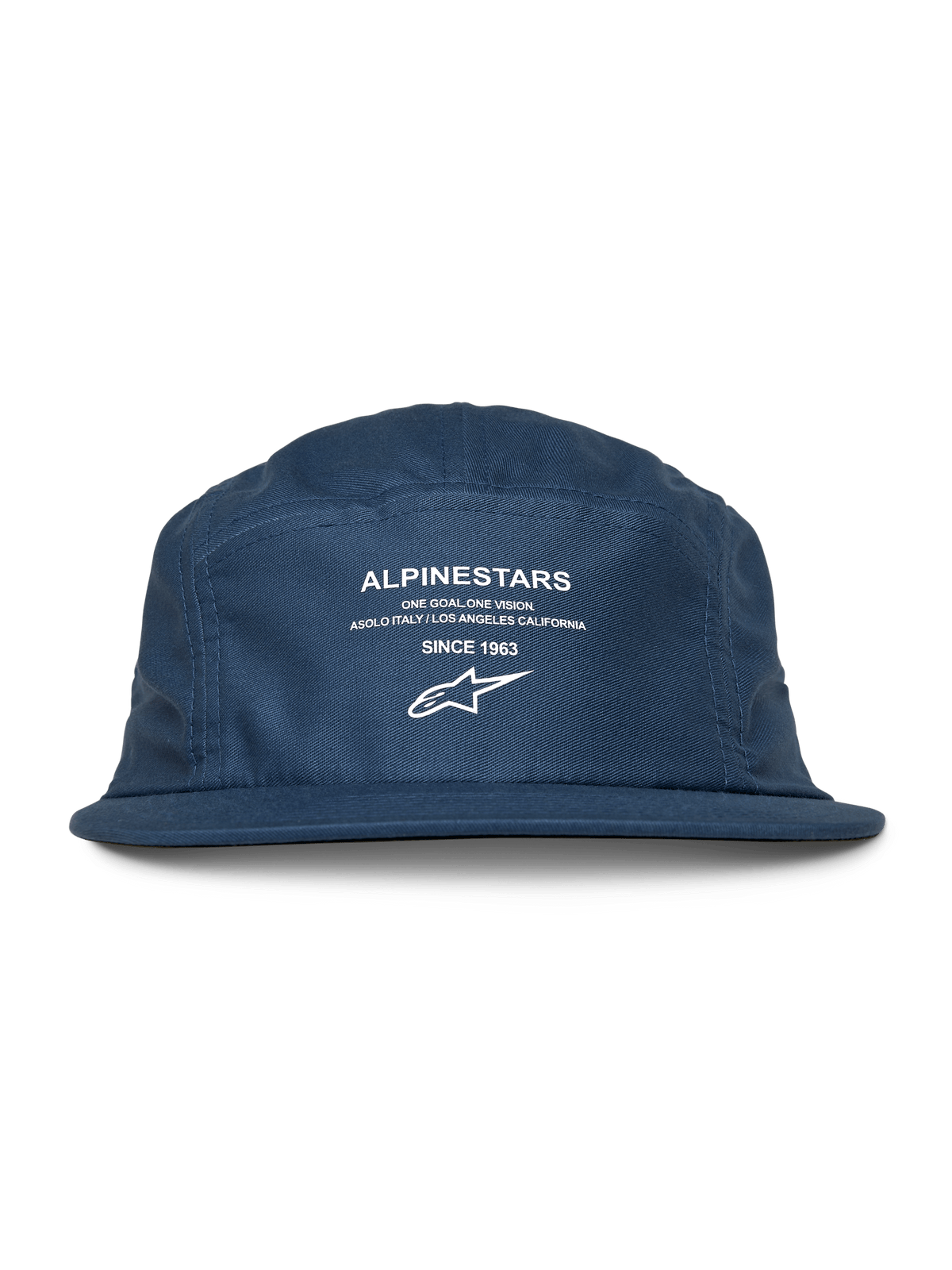 Alpinestars Peasy Hat, gorra jockey de 5 paneles, azul, visera plana con corona sin estructura, gráfico frontal blanco con logotipo y texto 'Since 1963', accesorio casual inspirado en el motorsport