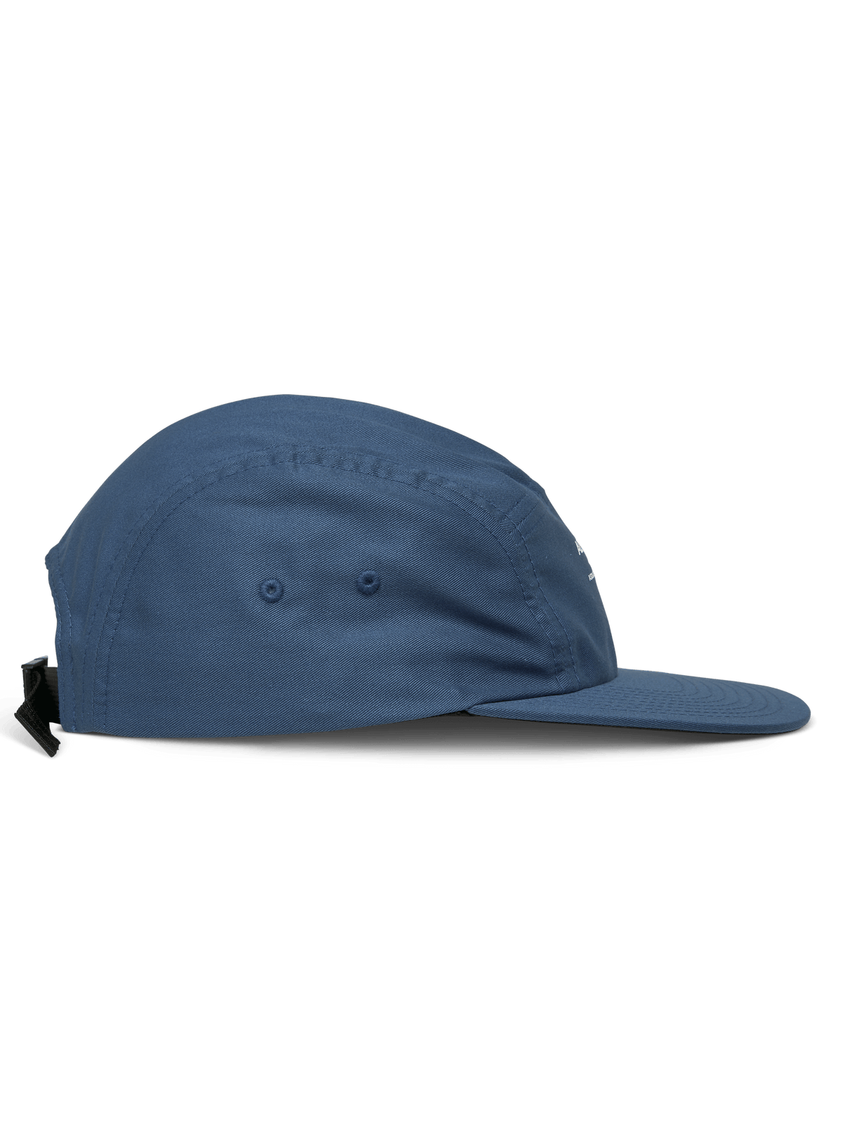 Alpinestars Peasy Hat, gorra jockey de 5 paneles, azul, vista lateral que muestra la visera plana y la corona sin estructura, tejido de sarga con ojales de ventilación, cierre de hebilla con clip, ropa deportiva casual