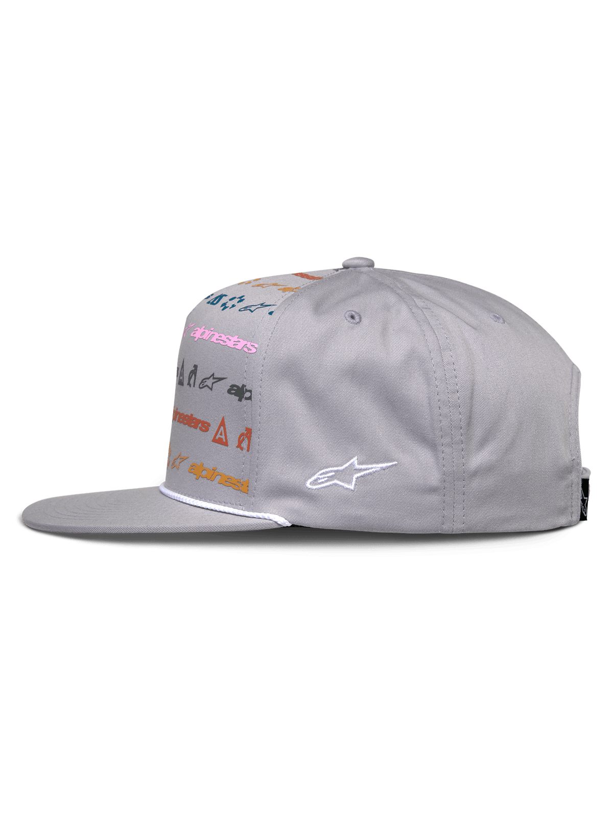 Gorra Glphy de Alpinestars, gorra snapback gris, vista lateral, visera plana con ribete de cuerda blanca, con impresión de logotipos multicolor en la parte frontal y logotipo bordado blanco en el lateral, estilo urbano motorsport casual