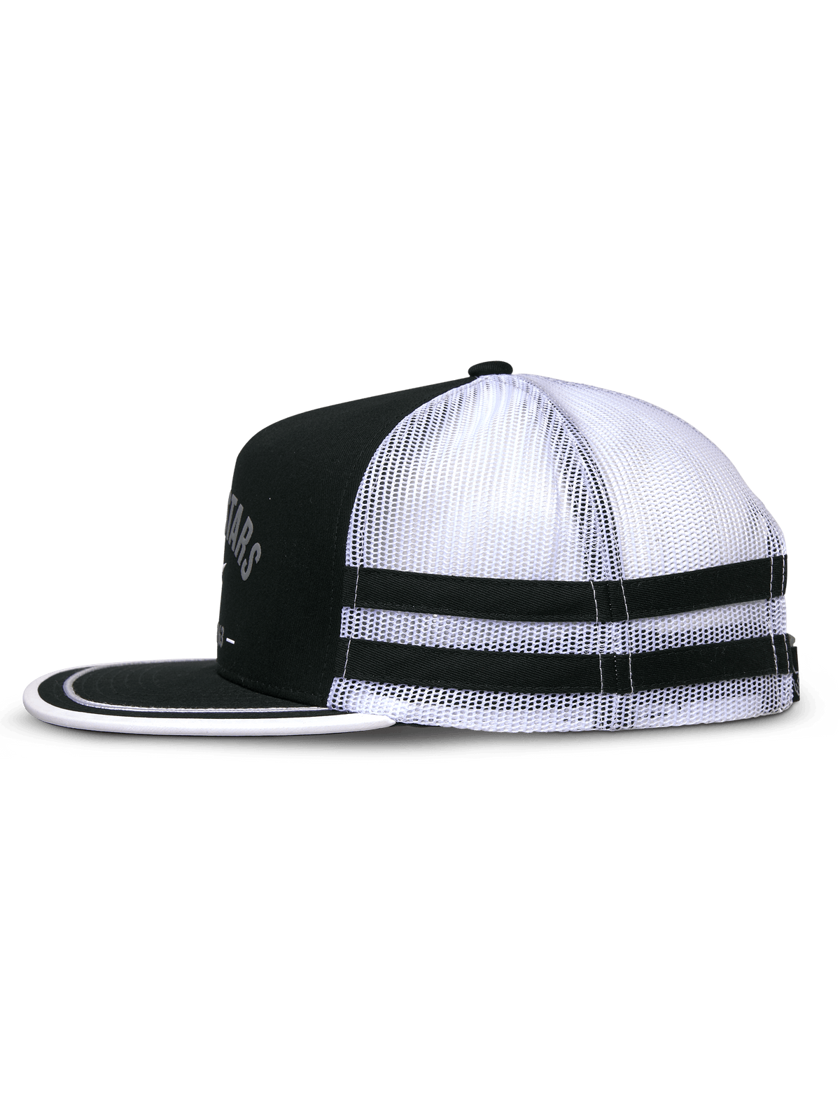 Gorra Trucker Alpinestars Backline, negro y blanco, vista de perfil lateral que muestra el frontal de sarga negra y la parte trasera de malla blanca, visera plana con ribete de sutache blanco, franjas dobles negras aplicadas en el lateral, gorra casual de inspiración motorsport