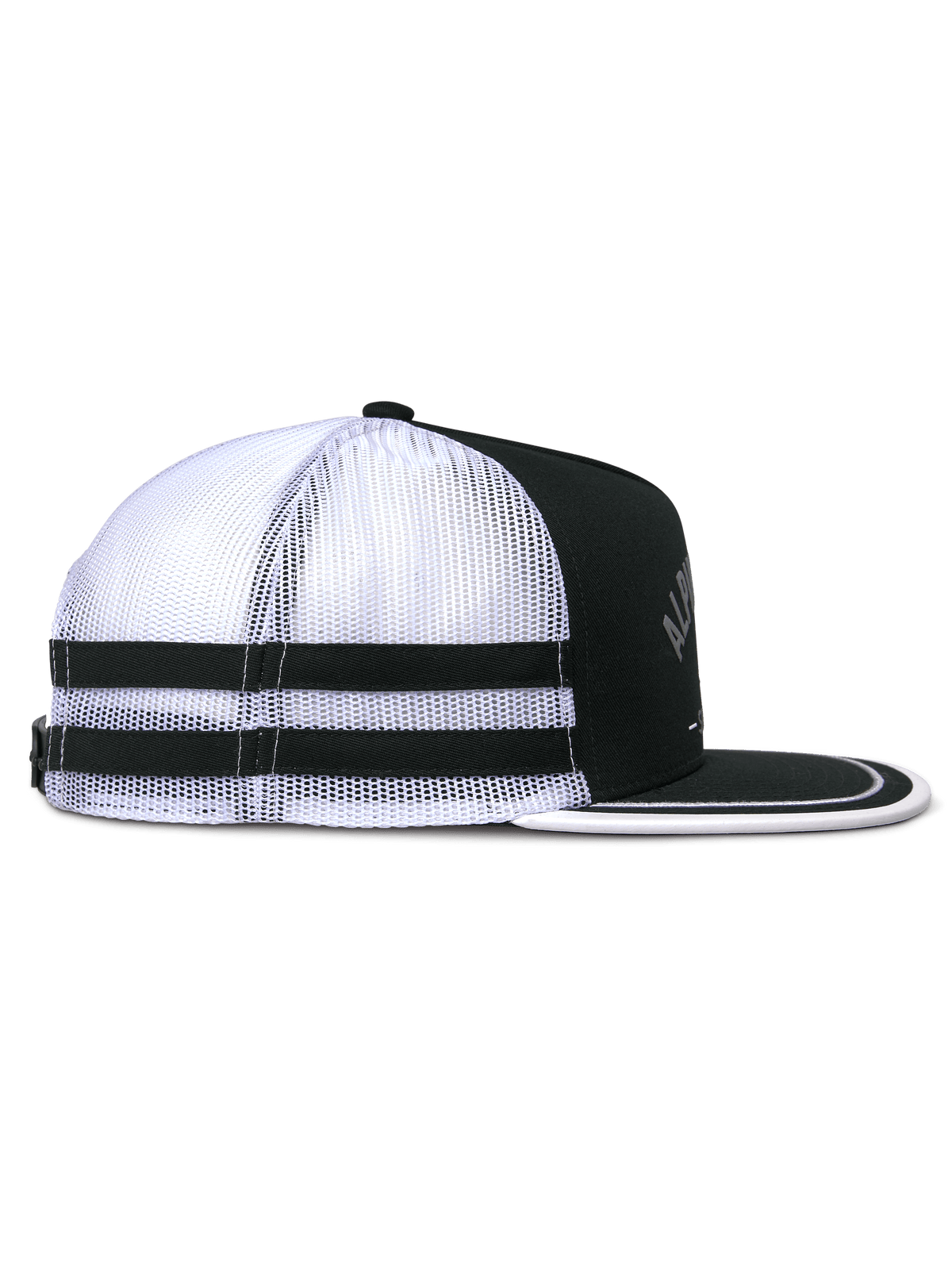 Alpinestars Gorra Trucker Backline, vista lateral, negro, blanco y gris, con parte trasera de malla blanca con dos franjas horizontales negras, corona estructurada negra y visera plana con ribete blanco, accesorio casual inspirado en el automovilismo