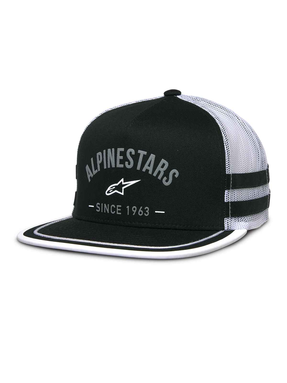 Gorra Trucker Backline de Alpinestars, frente de sarga negra y parte trasera de malla blanca, visera plana con ribete de sutache blanco en el borde, logotipo de Alpinestars arqueado en gris con el texto "Since 1963", franjas aplicadas laterales, gorra snapback casual inspirada en el automovilismo