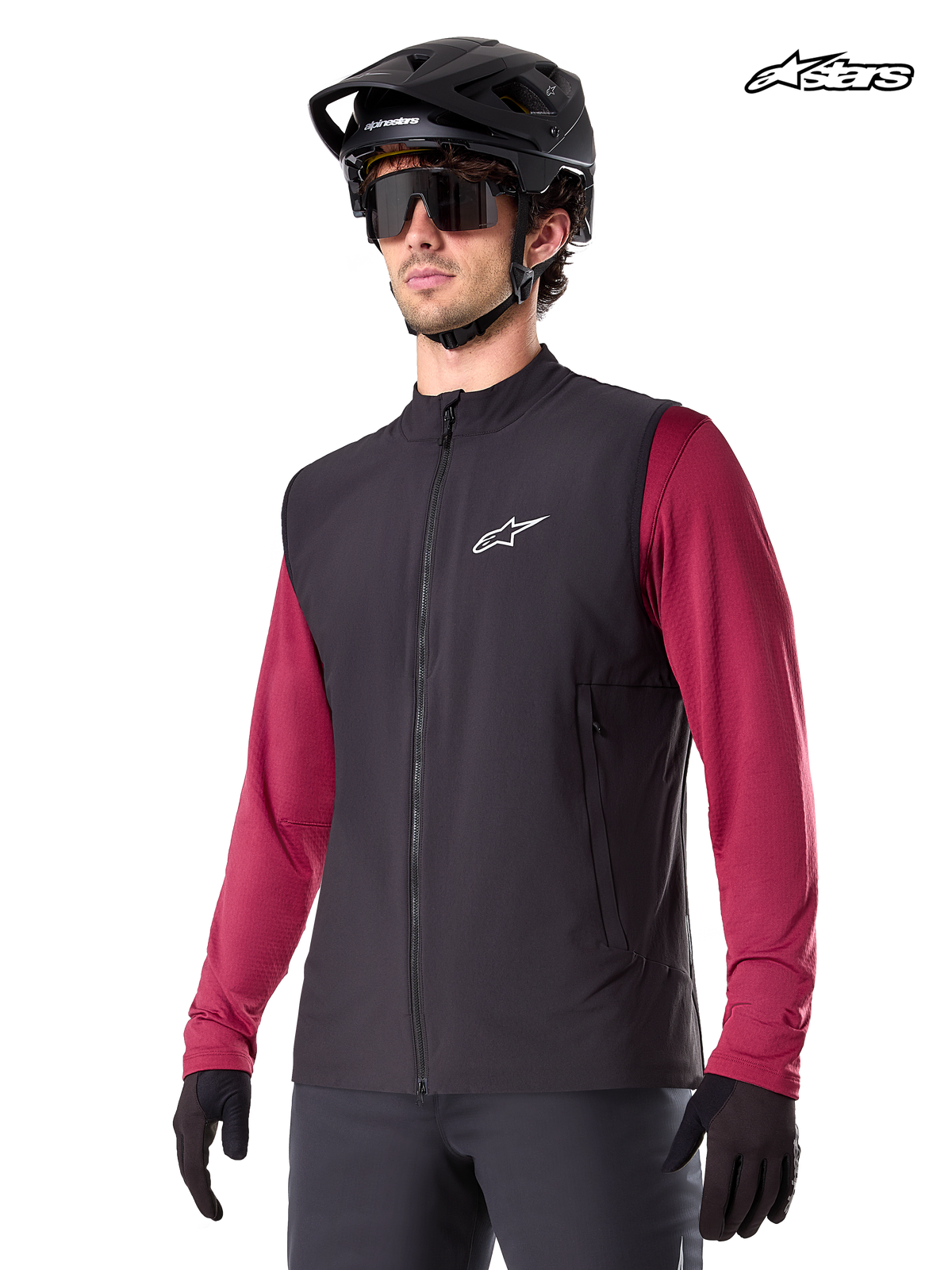 Chaleco Térmico A-Dura Alpinestars, chaleco de MTB para hombre, negro, con aislamiento para conducción en clima frío, vista frontal en modelo