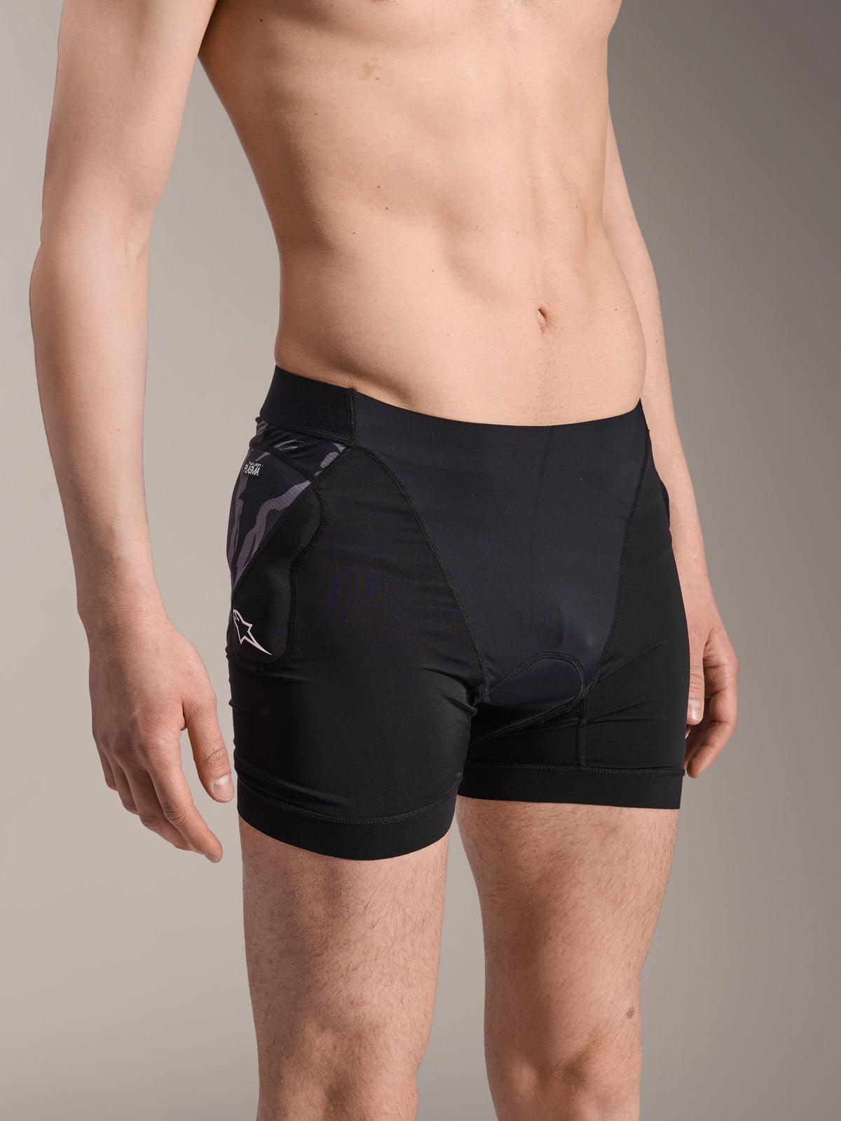 Alpinestars A-Motion Plasma Protection Boxers, pantalones cortos negros de capa base para ciclismo, con protector de cadera con patrón de camuflaje y logo Astar blanco, tejido de malla transpirable, equipo de protección para ciclismo de montaña