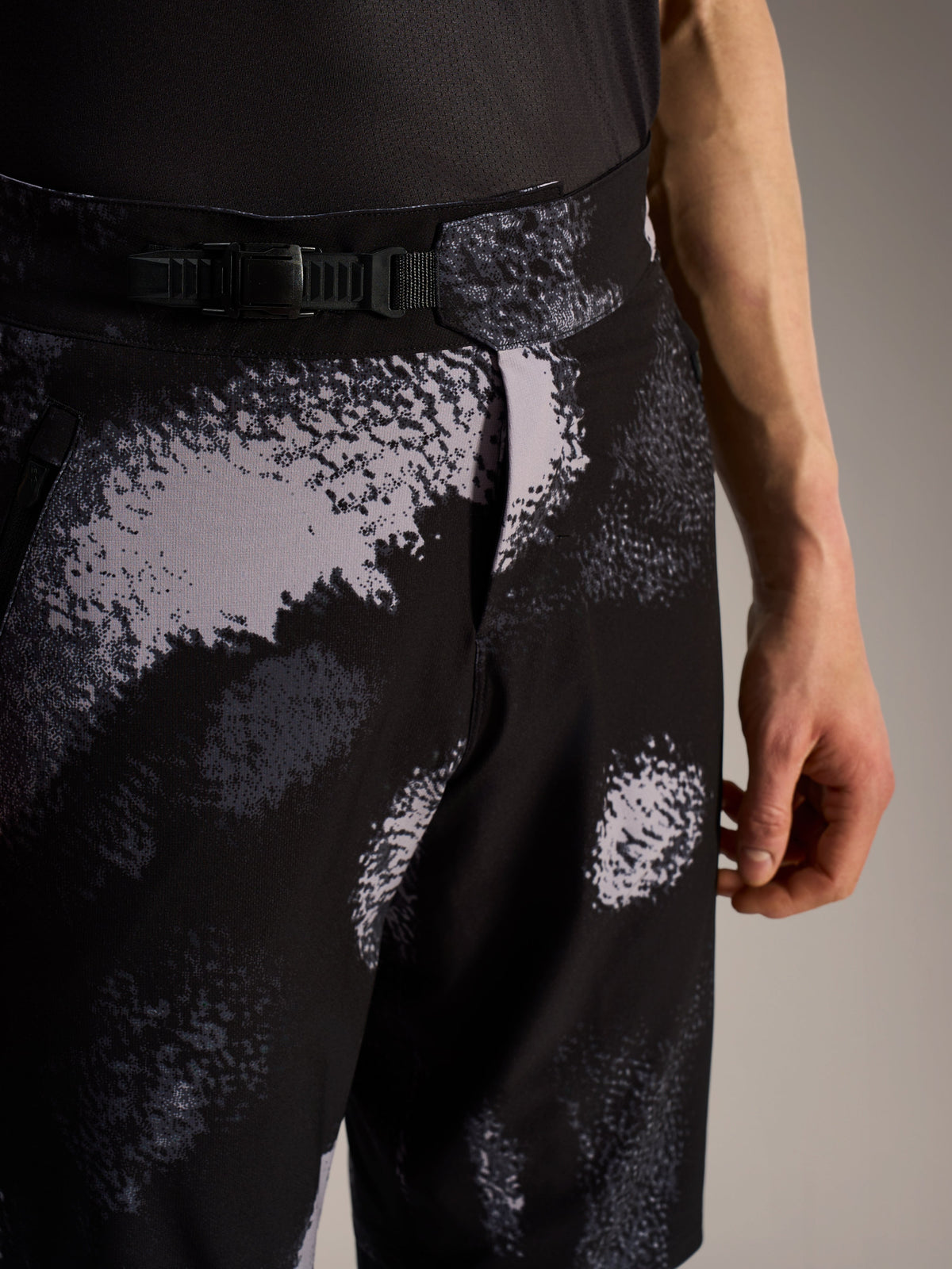 Pantalones cortos Alpinestars A-Dura Ride en Black Camo con cierre de trinquete y tejido duradero para MTB