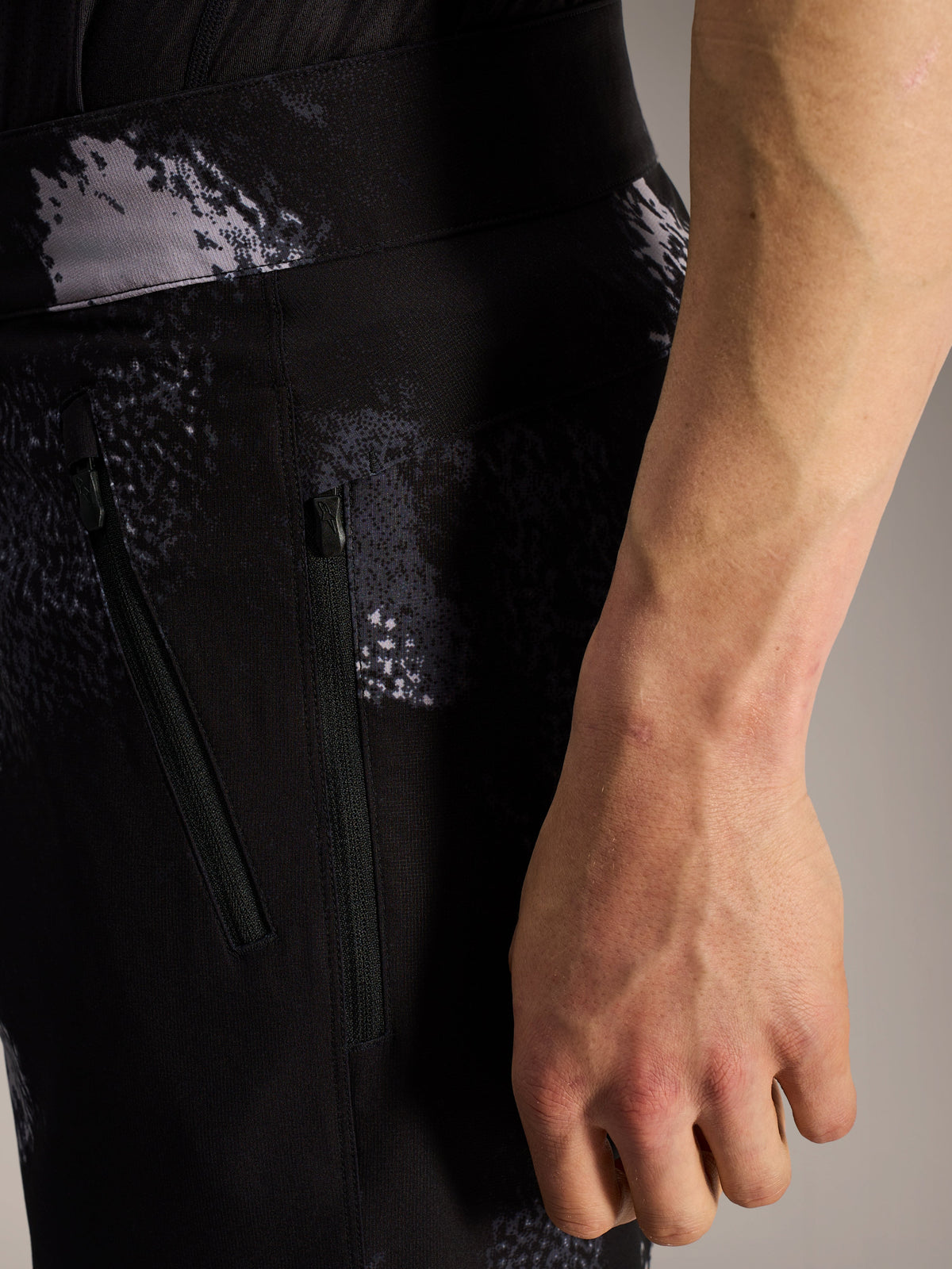 Pantalones cortos Alpinestars A-Dura Ride Black Camo con bolsillos de cremallera y tejido elástico resistente para MTB.