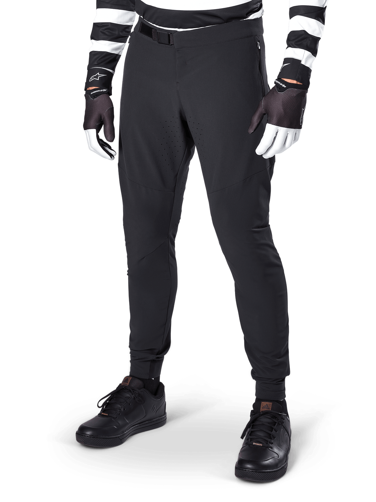 Pantalones Alpinestars A-Aria Elite, pantalones negros de ciclismo de montaña, con ventilación cortada por láser en los muslos y cierre de hebilla magnética, usados con jersey y guantes de rayas blancas y negras, equipamiento de MTB de alto rendimiento para ciclismo fuera de pista