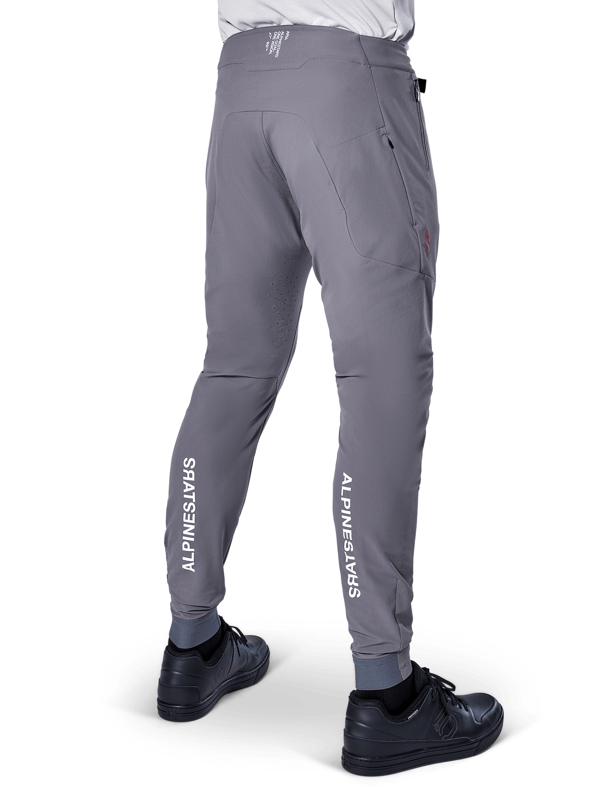 Pantalones Alpinestars A-Aria Elite, pantalones de MTB, gris oscuro, con logotipos blancos verticales de Alpinestars en la parte posterior de las piernas, orificios de ventilación cortados con láser, puños elásticos y ajuste de rendimiento para ciclismo de montaña
