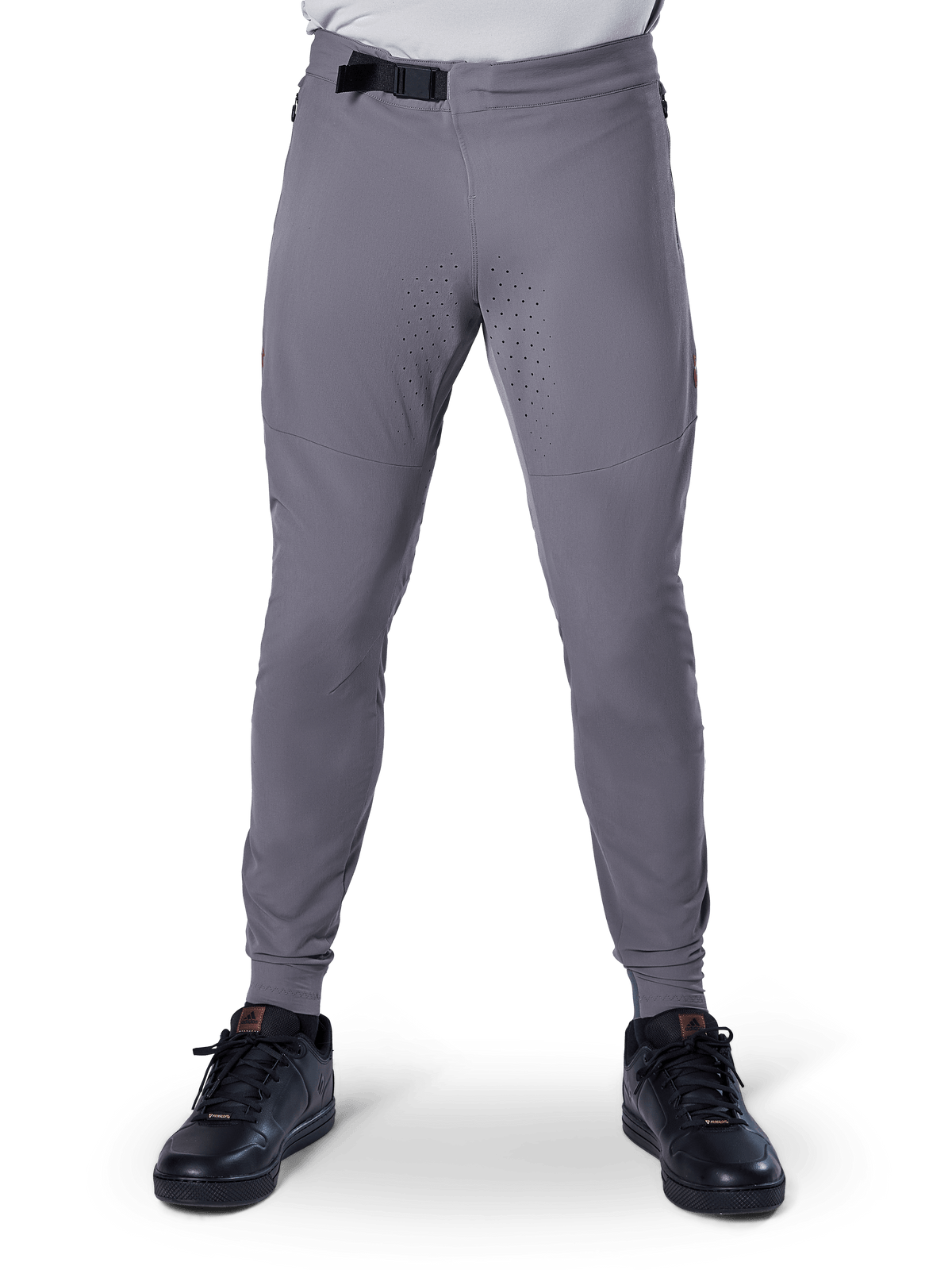 Pantalones Alpinestars A-Aria Elite, pantalones de ciclismo de montaña, gris oscuro, con perforaciones láser en la parte interna de los muslos para ventilación y cierre de hebilla magnética en la cintura, ajuste de rendimiento con perneras entalladas, usados con zapatillas deportivas negras