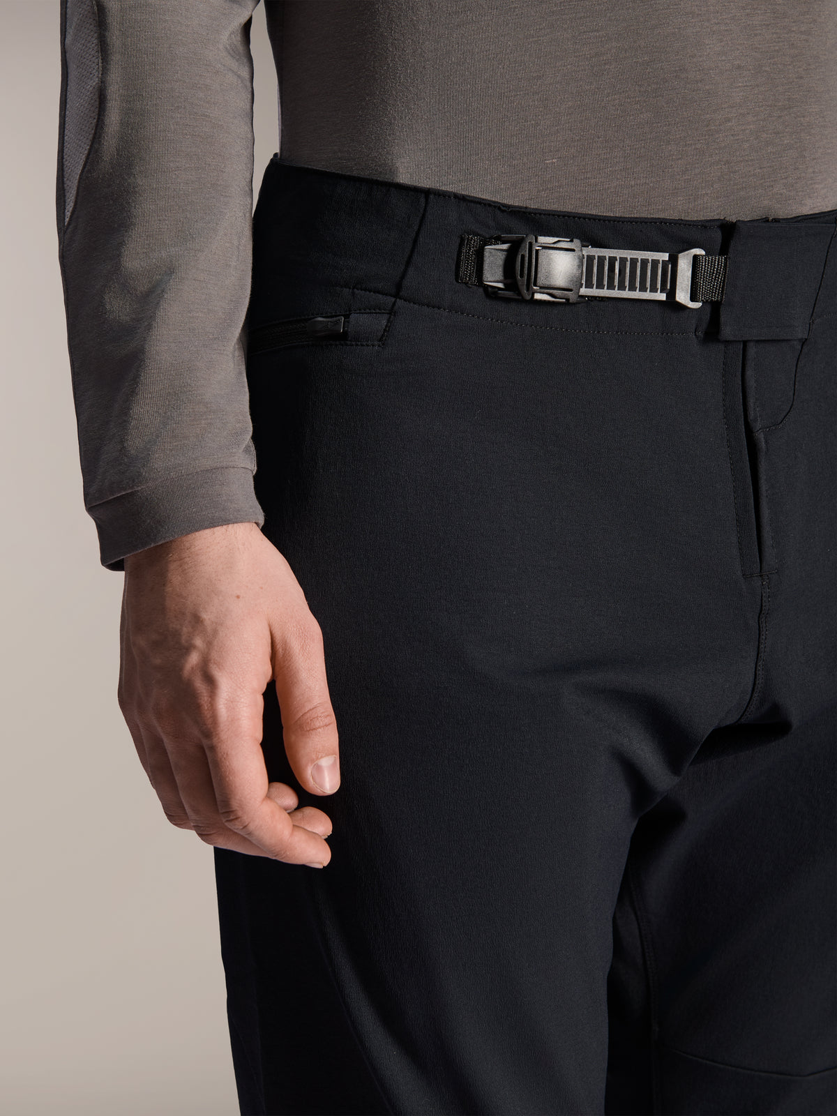 Alpinestars A-Dura Elite Pants, negro, primer plano del sistema de cierre de trinquete frontal y bragueta con cremallera, bolsillo lateral con cremallera, pantalones técnicos de bicicleta de montaña fabricados con tejido Cordura duradero
