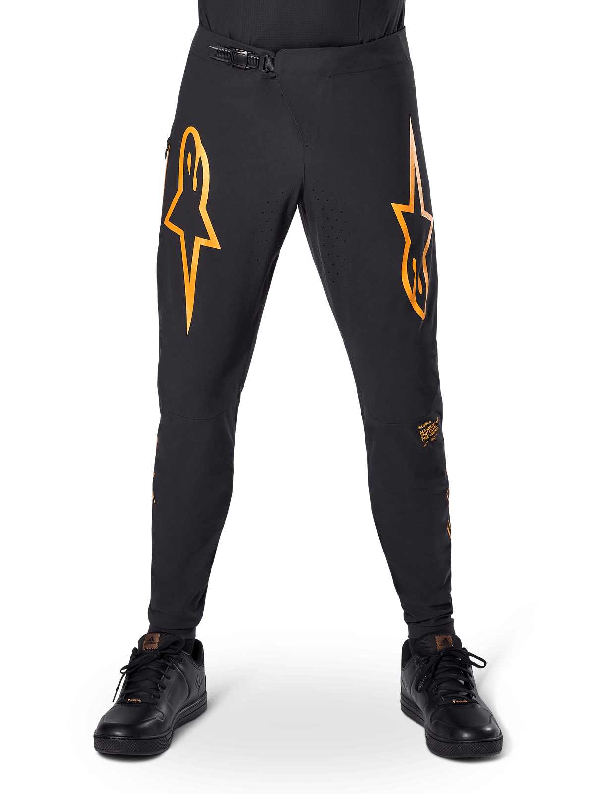 Alpinestars A-Supra Race Pants, pantalones de ciclismo MTB, negros con logotipos naranjas llamativos, con cierre de cintura de trinquete y ventilación perforada con láser, ajuste de rendimiento diseñado para carreras de bicicleta de montaña todoterreno