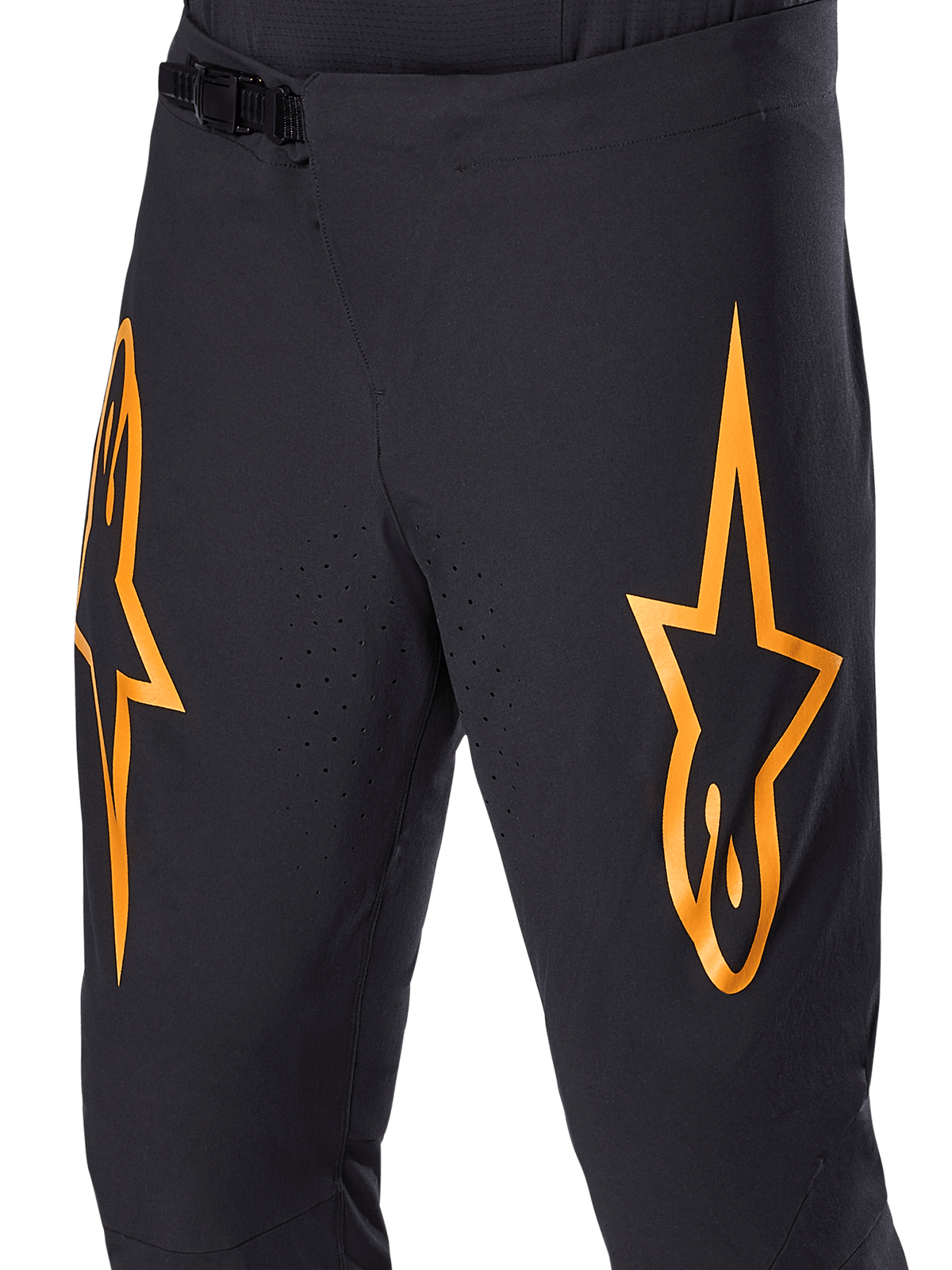 Pantalones Alpinestars A-Supra Race, pantalones de ciclismo MTB negros con grandes logotipos de estrellas naranjas, con cierre de trinquete delantero y orificios de ventilación perforados con láser, diseño técnico de alto rendimiento.