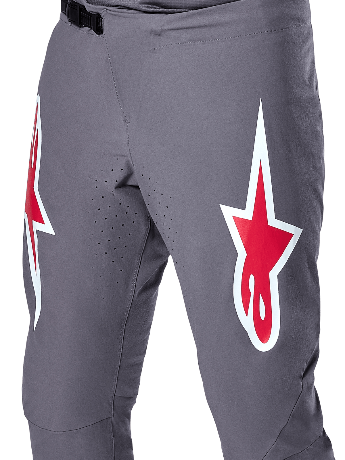 Pantalones Alpinestars A-Supra Race, pantalones de ciclismo MTB, gris oscuro con logotipos rojos y blancos, vista de primer plano que muestra la ventilación perforada con láser en la parte interna de los muslos y un cierre de trinquete negro en la cintura.