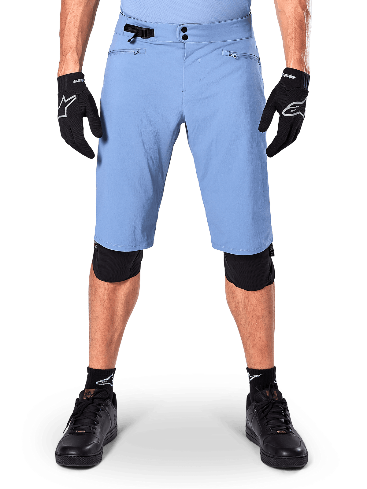 Shorts Alpinestars A-Dura, shorts de mountain bike color azul Infinity, usados con guantes y rodilleras negros, con cierre de doble broche y ajustador lateral de cintura, equipamiento de ciclismo de alto rendimiento para MTB