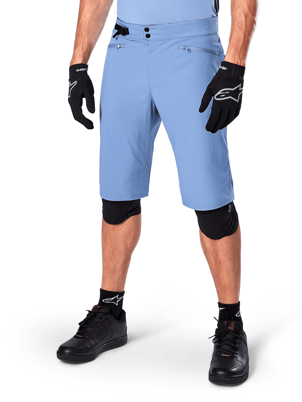 Shorts Alpinestars A-Dura, Infinity Blue, shorts de ciclismo de montaña, con bolsillos con cremallera y cierre de doble broche, combinados con guantes y rodilleras negros, tejido elástico en 2 direcciones resistente para MTB
