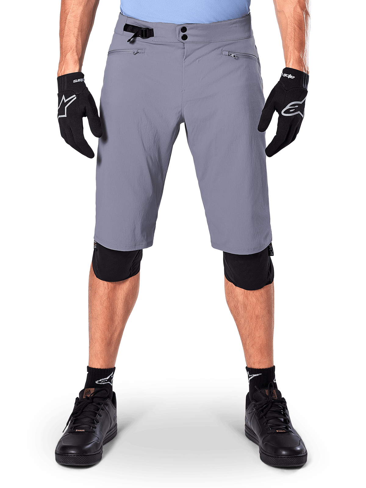 Shorts Alpinestars A-Dura, shorts de ciclismo de montaña, gris oscuro, usados con guantes y rodilleras Alpinestars negros, con cierre de doble broche y bolsillos con cremallera forrados de malla, tejido elástico duradero en 2 direcciones para ciclismo todoterreno