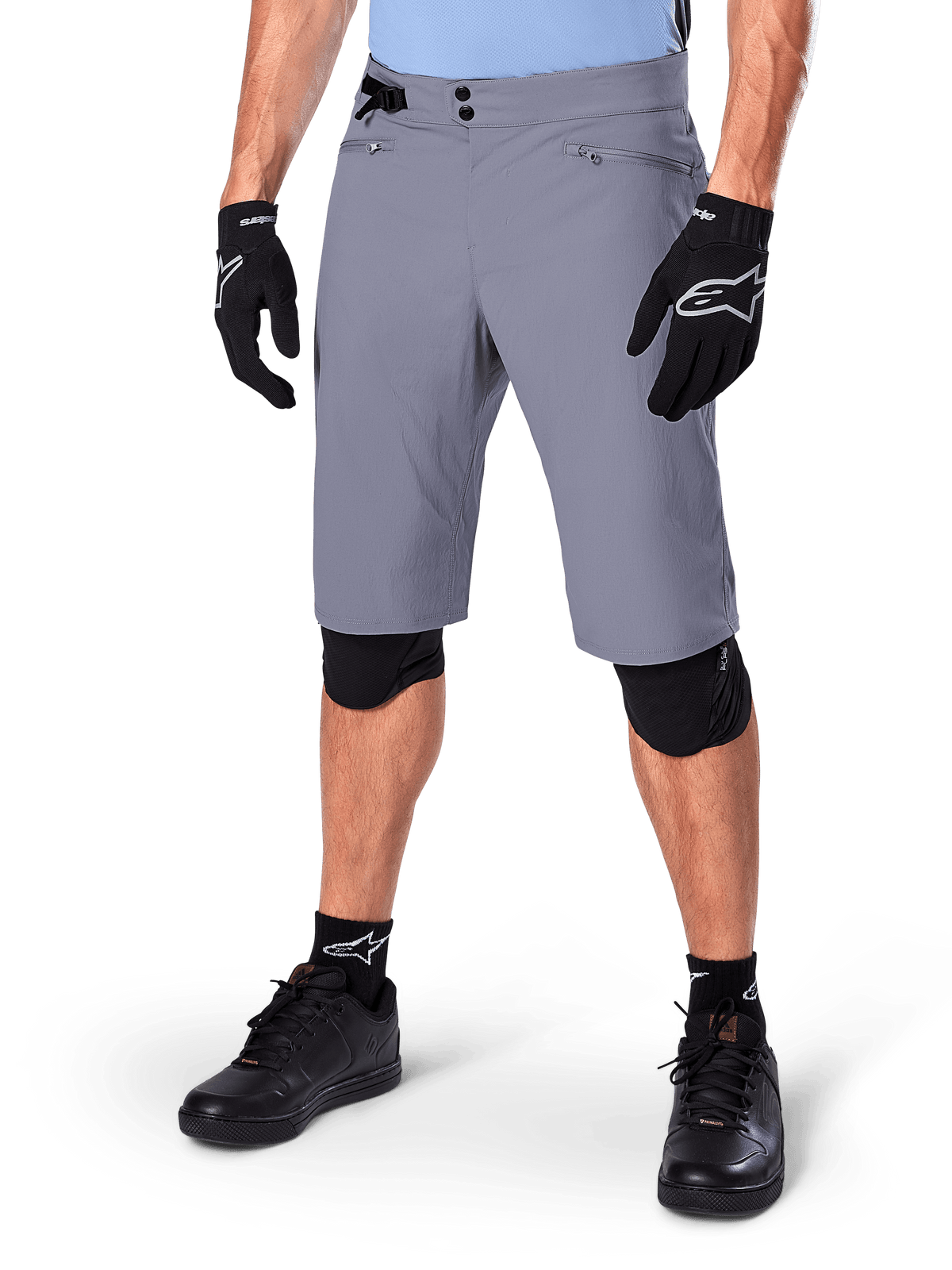 Alpinestars A-Dura Shorts, shorts de ciclismo de montaña gris oscuro, combinados con guantes y rodilleras negros, con bolsillos con cremallera y cierre de doble broche, equipamiento de ciclismo resistente para senderos todoterreno