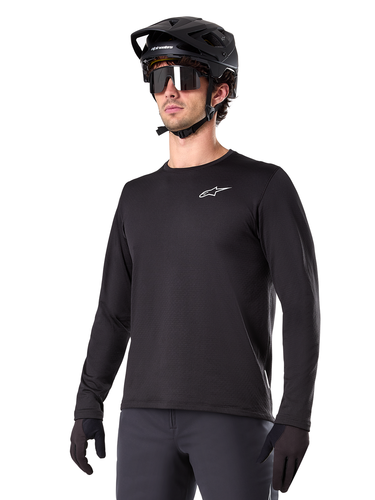 Alpinestars A-Dura Thermal Jersey, jersey de ciclismo de montaña de manga larga, negro con logotipo blanco en el pecho, usado con casco y guantes negros, diseño deportivo y elegante para trail