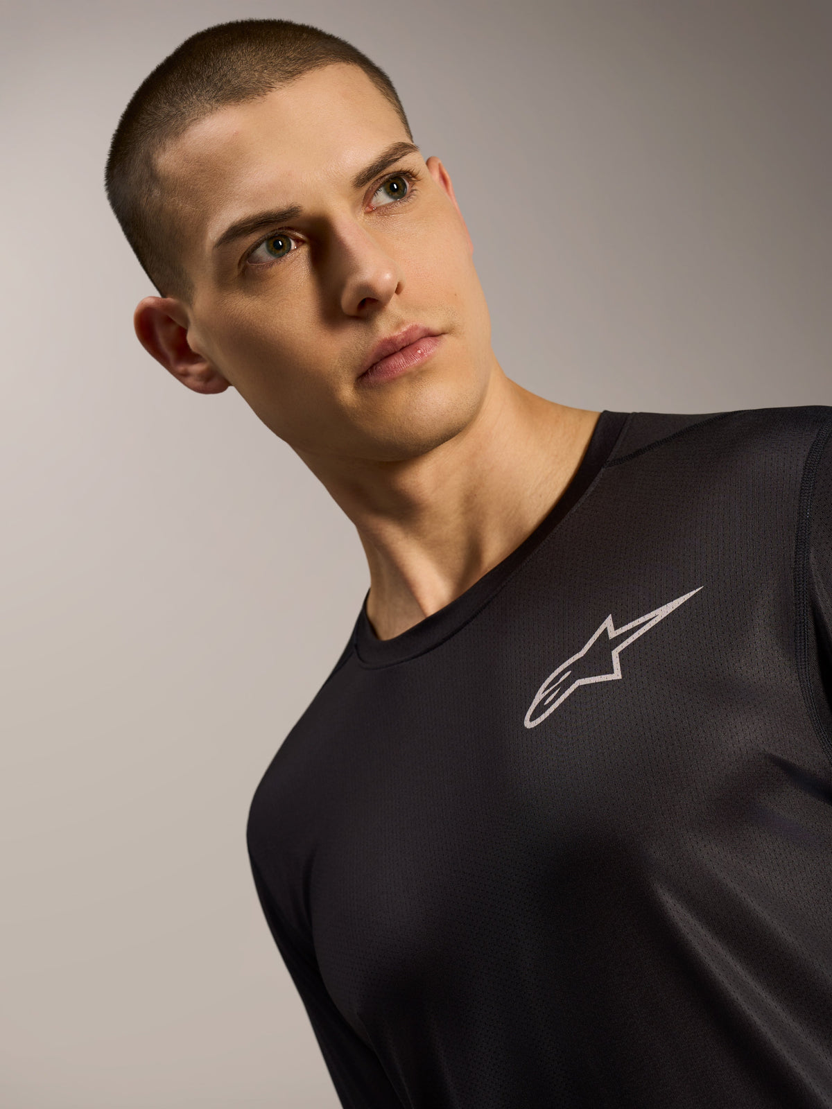 Jersey negro A-Dura Air de manga larga para MTB, con textura de malla transpirable y logotipo Alpinestars en el pecho.