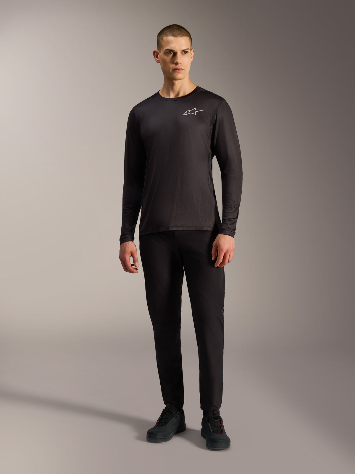 Camiseta A-Dura Air de manga larga negra, prenda de MTB transpirable con logotipo Alpinestars blanco sobre modelo.