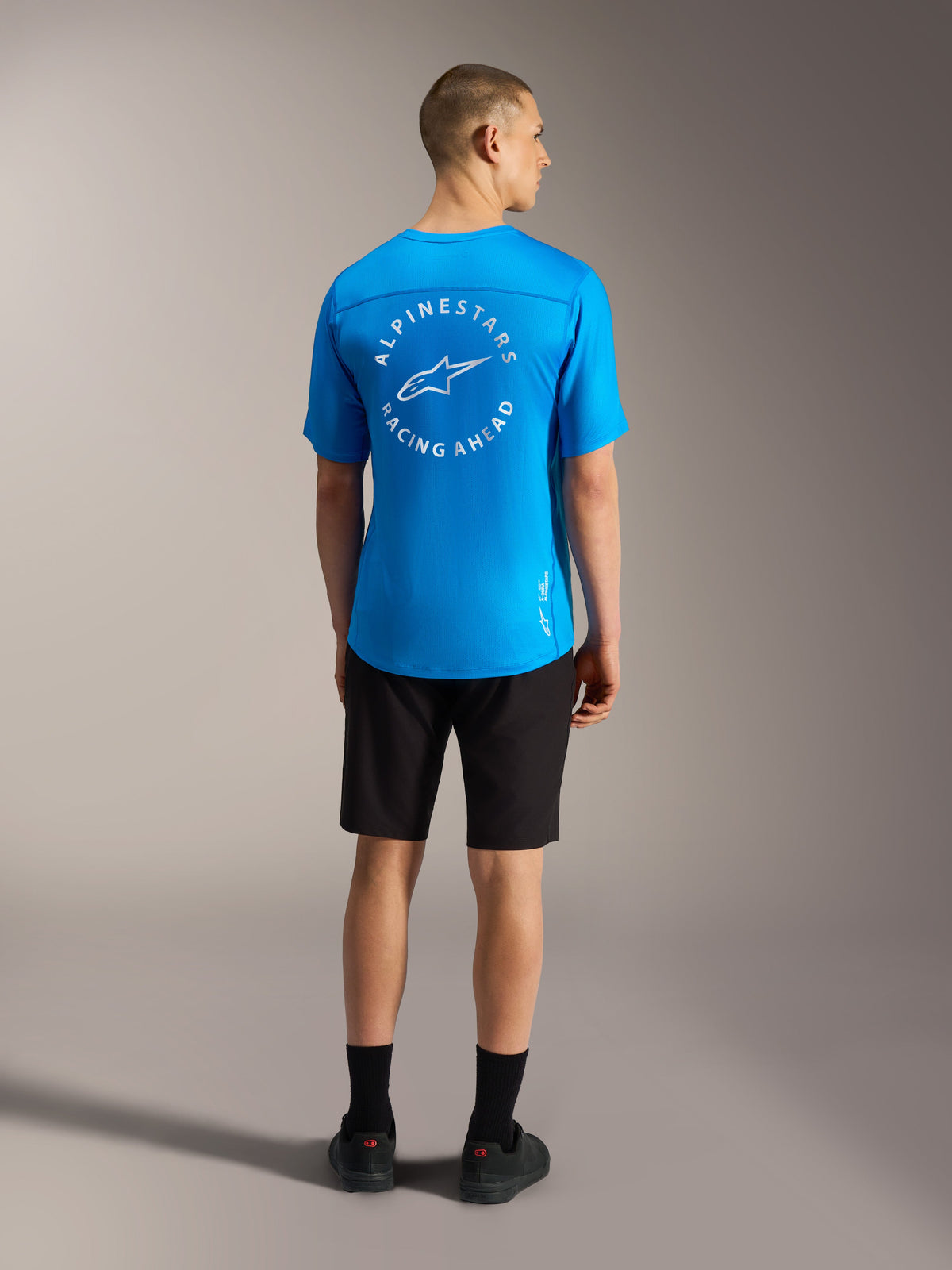 Jersey azul Alpinestars A-Dura Air SS con logo blanco en la espalda y pantalones cortos A-Dura Ride negros para MTB.