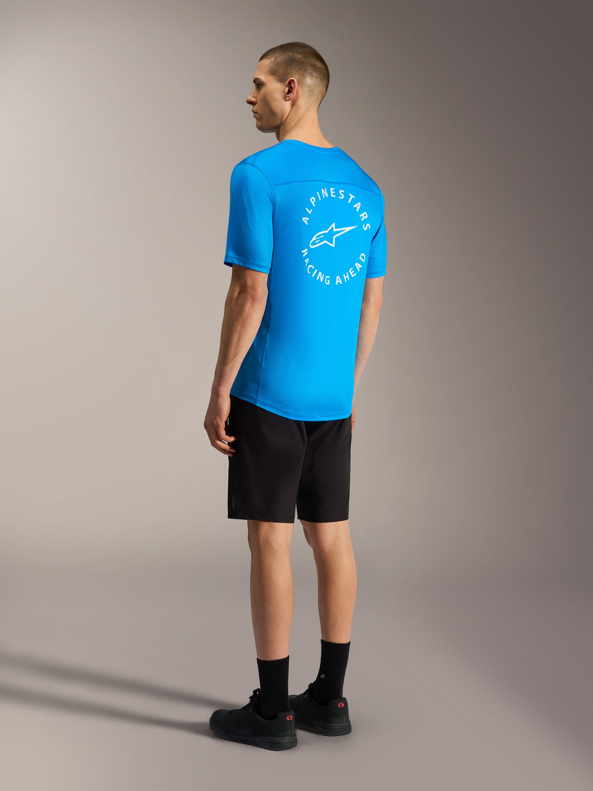 Jersey azul A-Dura Air SS con logo circular blanco y pantalones cortos A-Dura Ride negros para ciclismo de montaña.