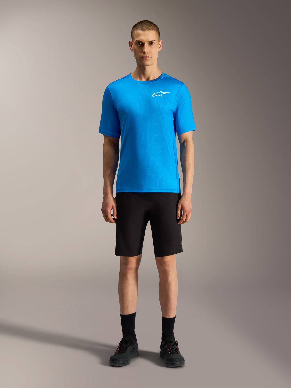 Pantalones A-Dura Ride negros y jersey azul brillante Alpinestars, ropa técnica de alto rendimiento para MTB.