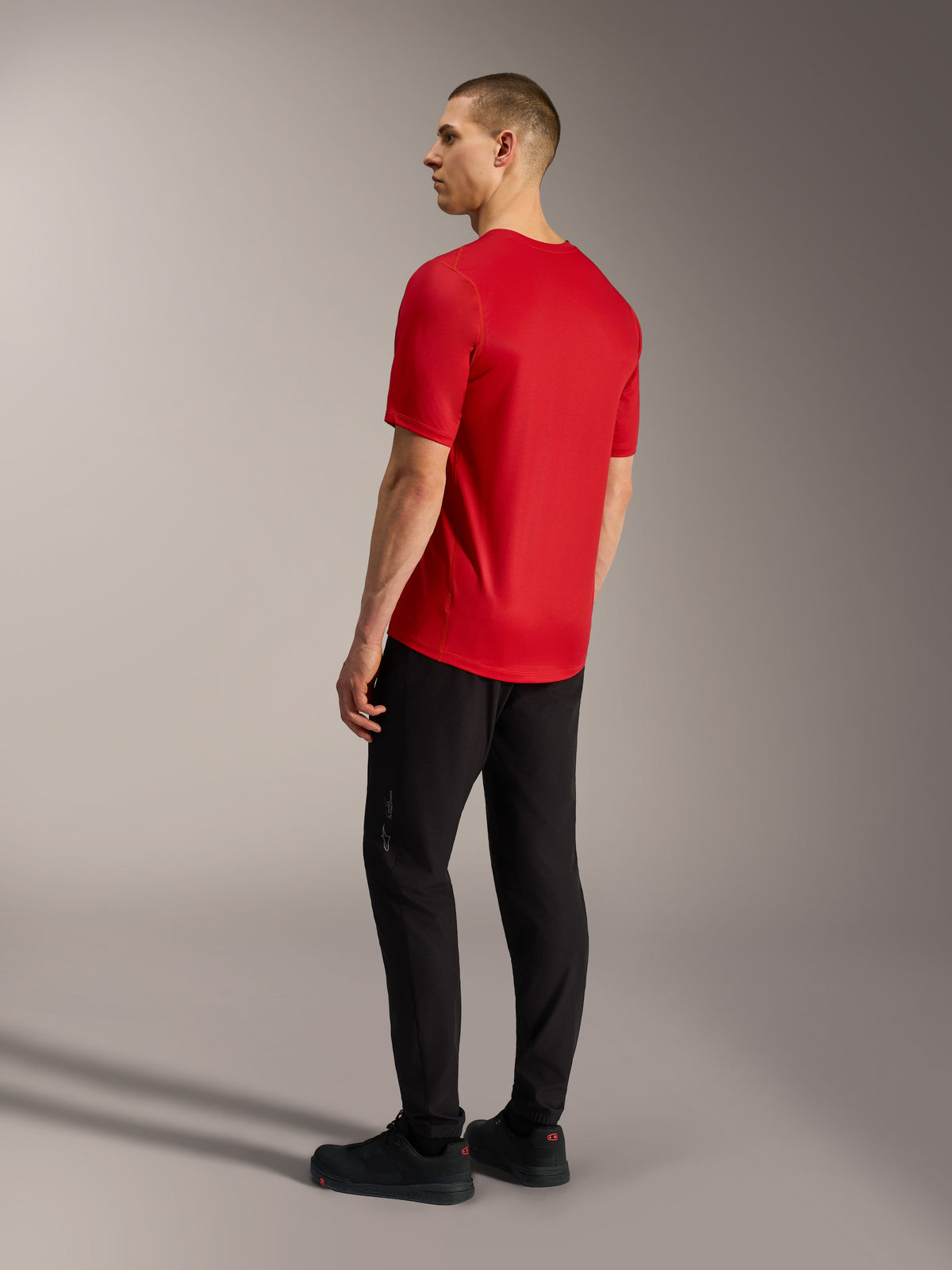 Jersey rojo A-Dura Ride de manga corta, vista posterior con diseño de cola caída y tejido elástico para MTB.