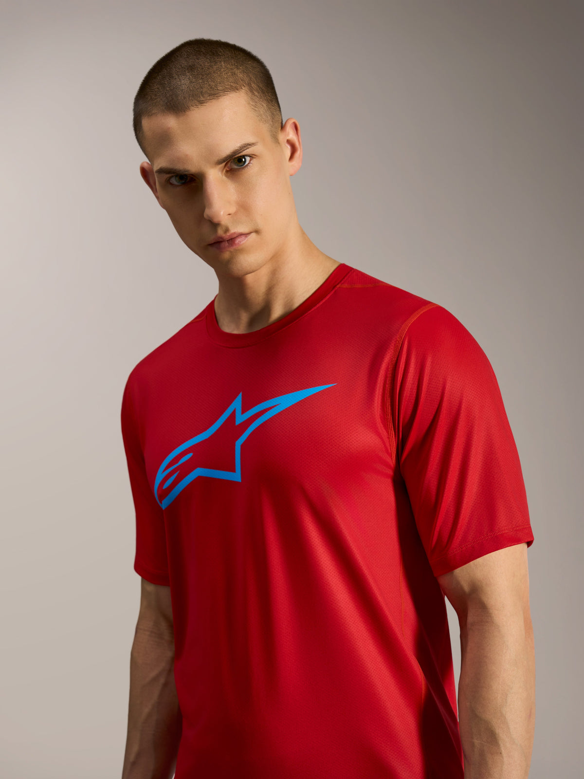 Jersey A-Dura Ride rojo de manga corta con logo Astars azul, prenda técnica ligera para ciclismo de montaña casual.
