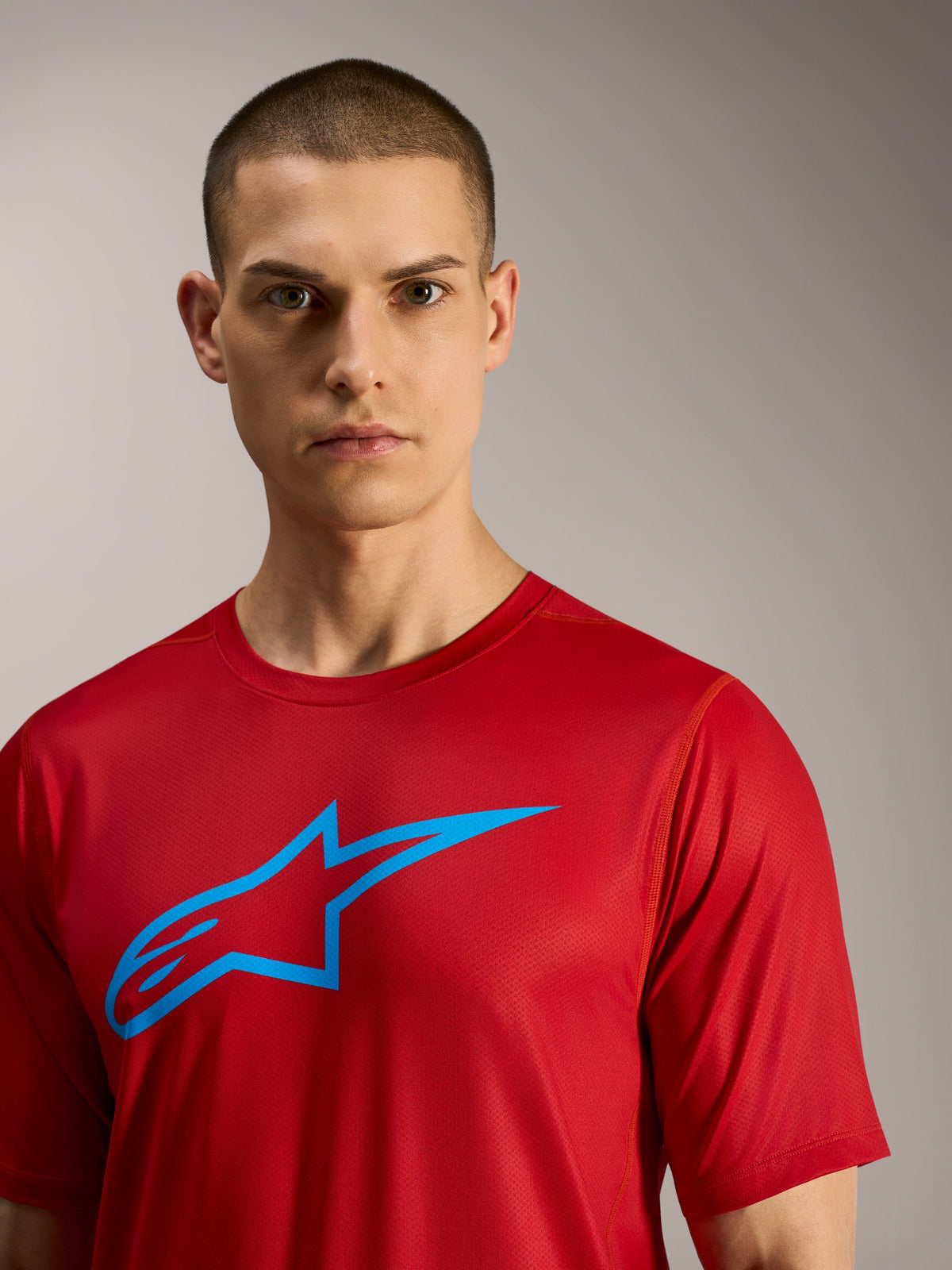 Camiseta A-Dura Ride de manga corta roja con logo Alpinestars azul, prenda técnica para rutas de MTB.