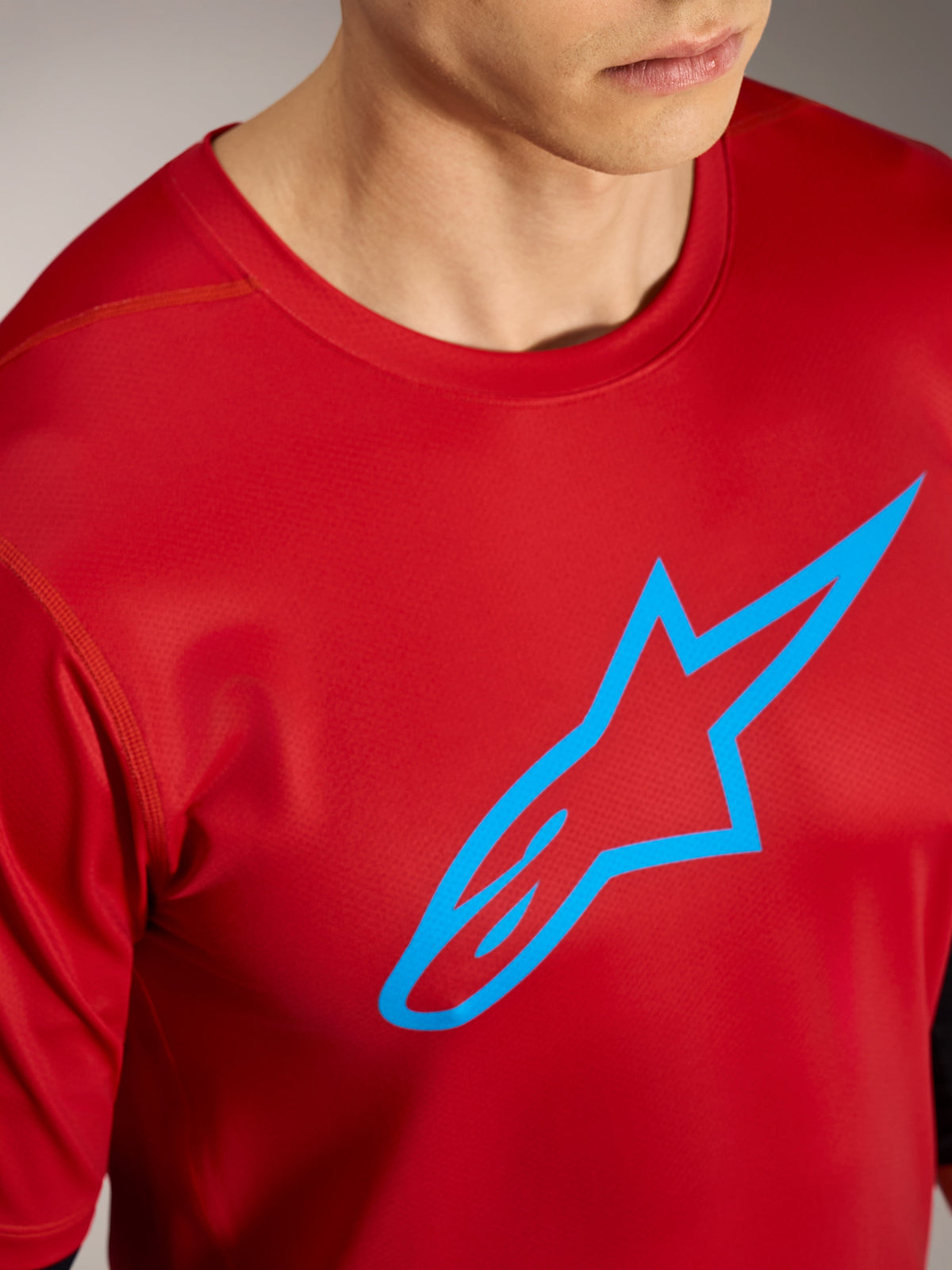 Jersey A-Dura Ride rojo de manga corta con logo Alpinestars azul, ropa técnica de alto rendimiento para MTB.