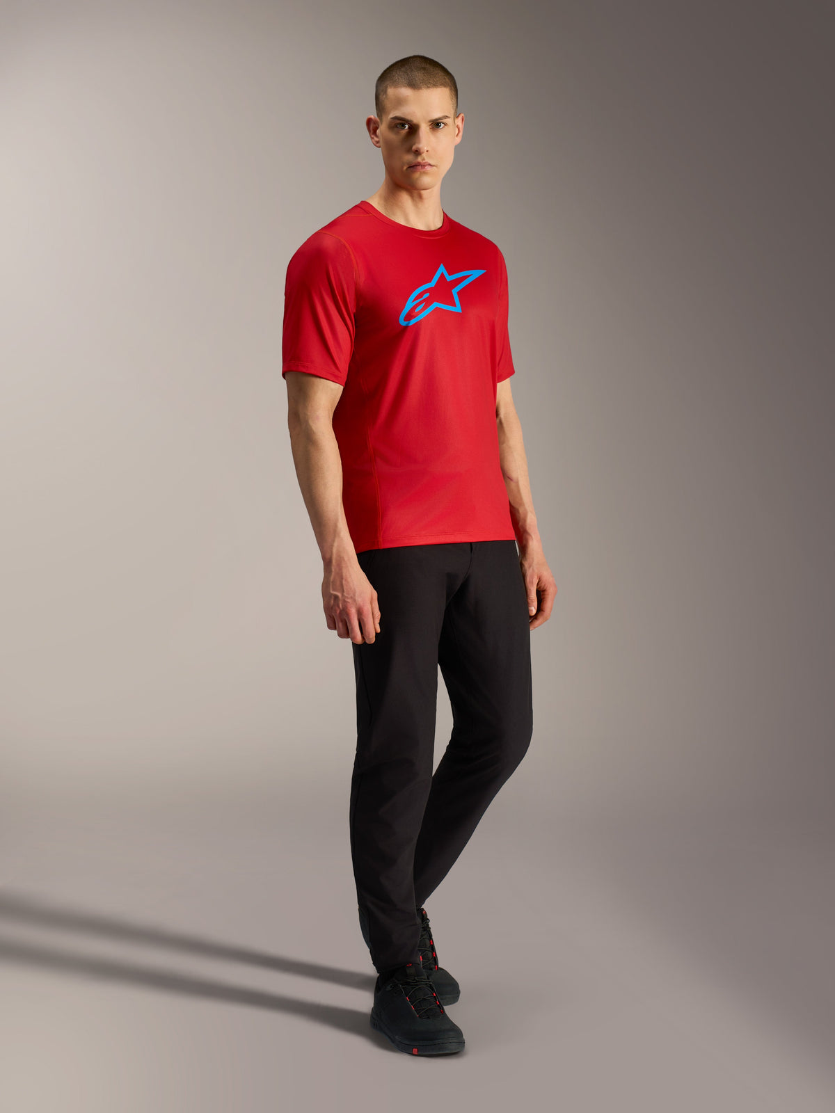 Jersey Alpinestars A-Dura Ride rojo con logo azul, tejido jacquard ligero de manga corta, ropa técnica de MTB