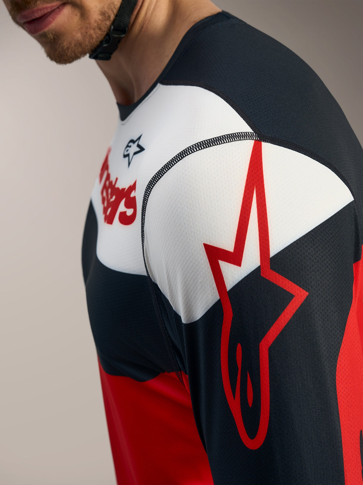 Jersey Alpinestars A-Dura Race de manga larga en rojo, negro y blanco con el logotipo de estrella en la manga