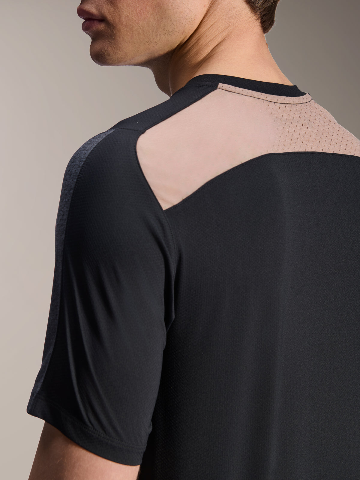 Alpinestars A-Dura Lipan Jersey - Manga Corta, negro, vista de cerca posterior del hombro y el cuello, con panel de ventilación de malla transpirable, ropa técnica para bicicleta de montaña