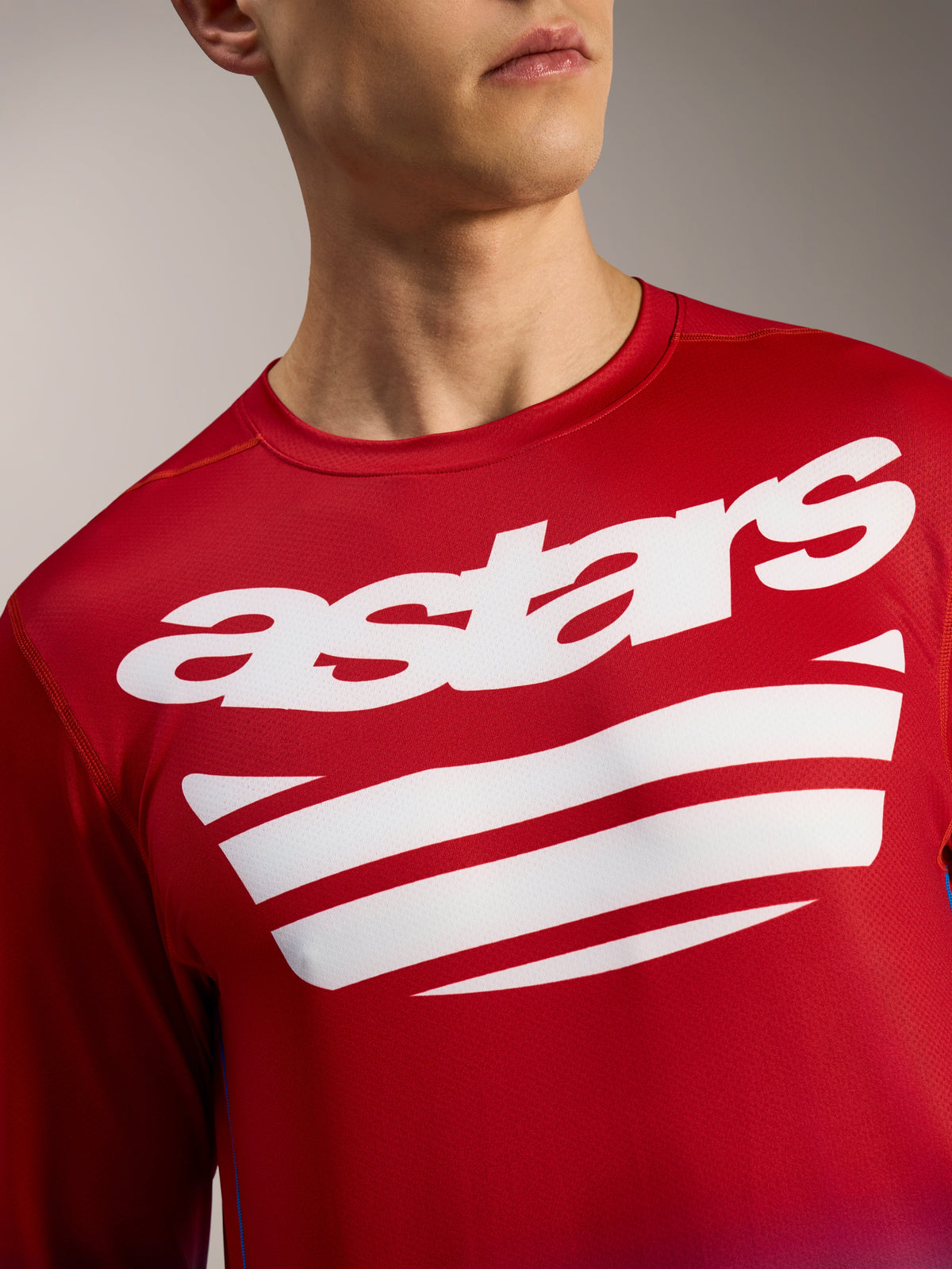 Camiseta Alpinestars A-Dura ASTARS 2.0, jersey rojo de MTB con logotipo astars y gráficos de rayas blancas en el pecho.