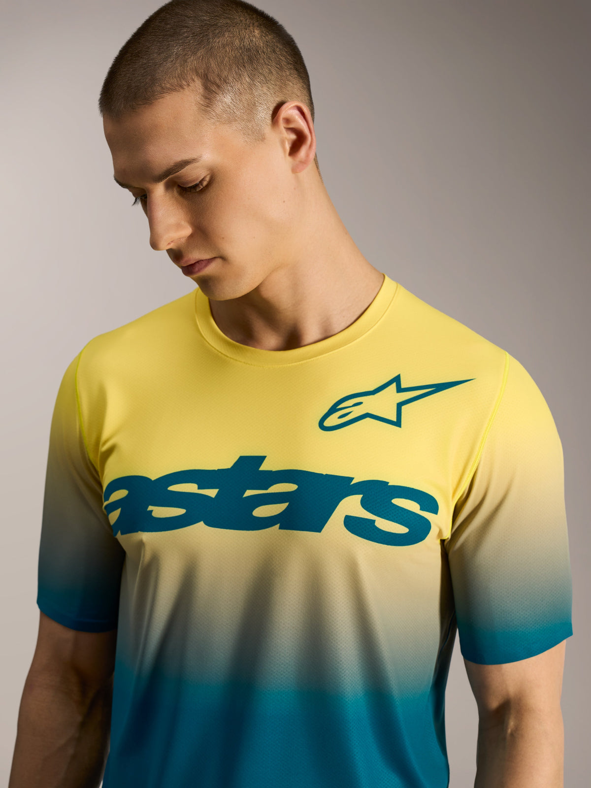 Maillot A-Dura ASTARS 2.0, camiseta MTB de manga corta con degradado amarillo y azul, logotipo y marca Astars en el pecho.