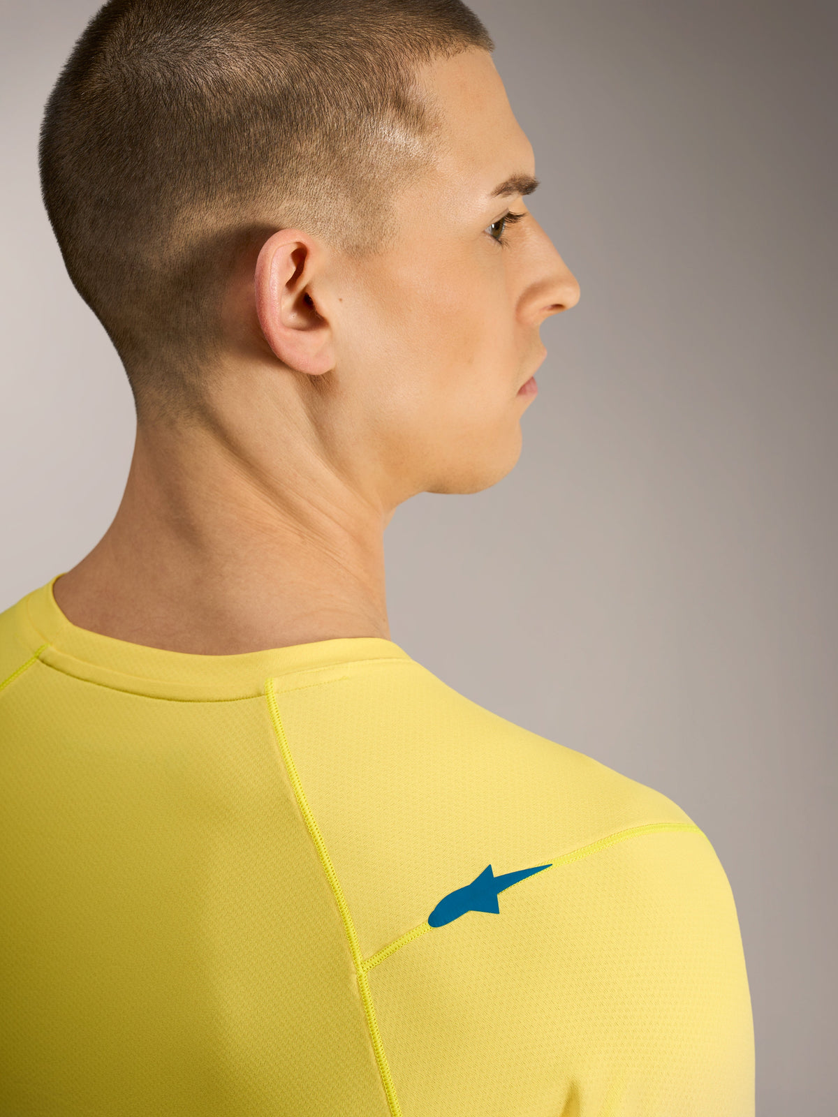 Maillot amarillo flúor A-Dura ASTARS 2.0, vista trasera con logo azul y tejido jacquard transpirable para MTB.