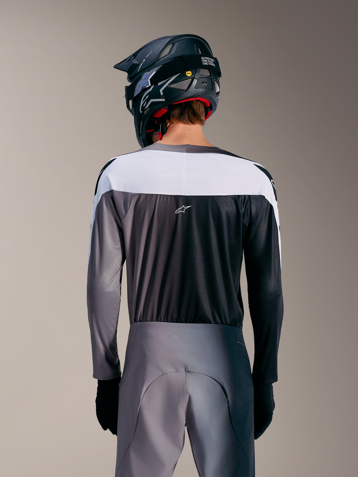 Jersey A-Supra Elite gris degradado, vista trasera, panel blanco, tejido microperforado y logo ASTARS centrado.