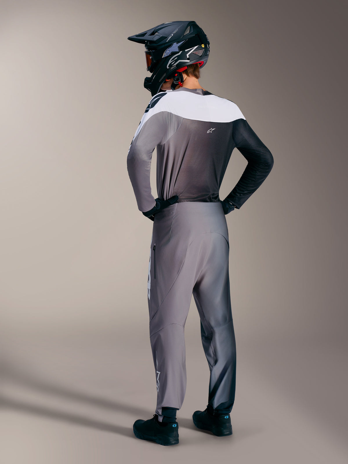 Maillot Alpinestars A-Supra Elite, gris degradado, vista trasera de equipación MTB con ajuste de competición