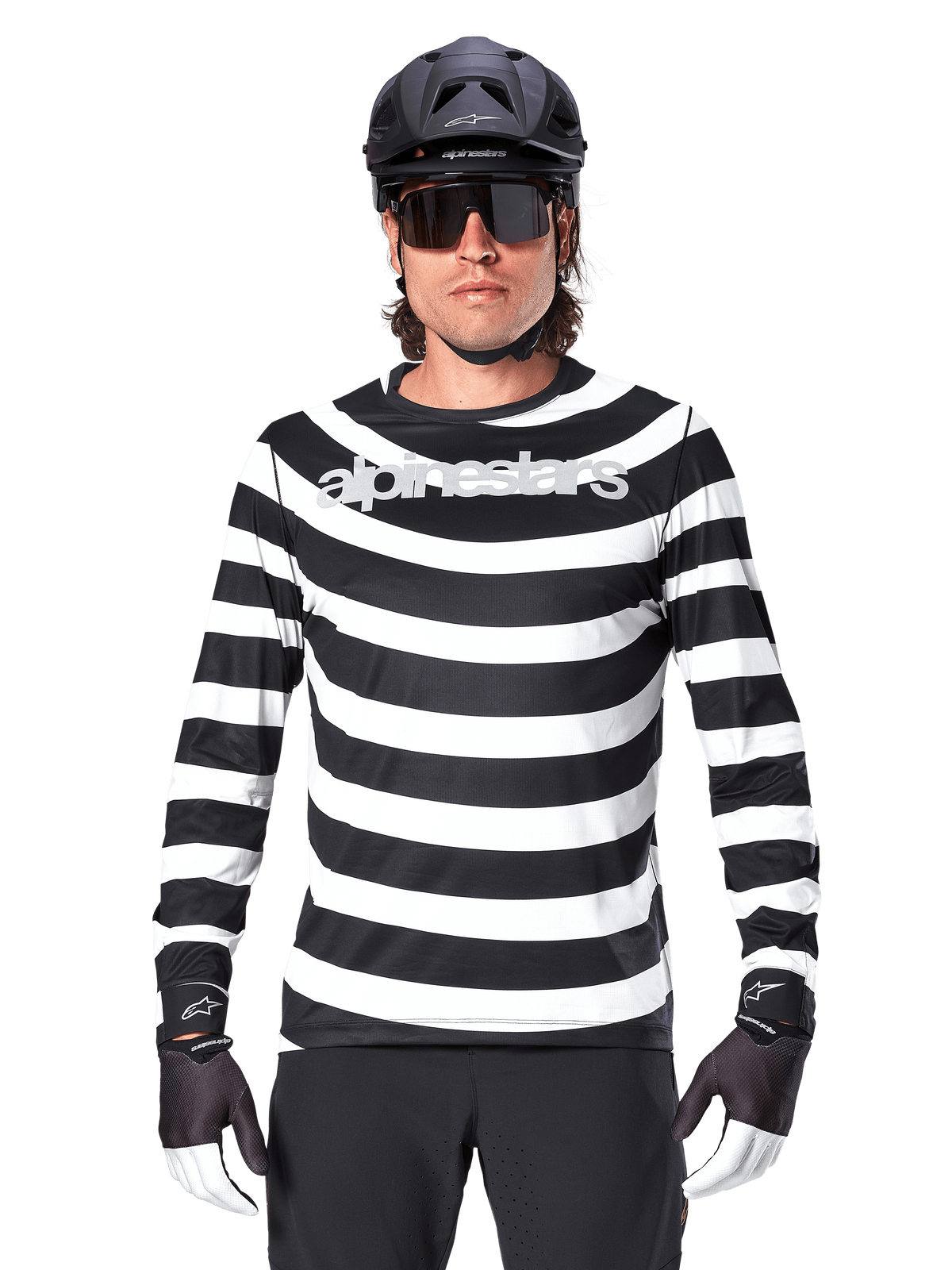Alpinestars A-Aria Oscar Jersey de Manga Larga, jersey de ciclismo para hombre con rayas horizontales blancas y negras, logotipo reflectante de Alpinestars en el pecho, usado con casco de MTB negro, gafas de ciclismo y guantes de rendimiento