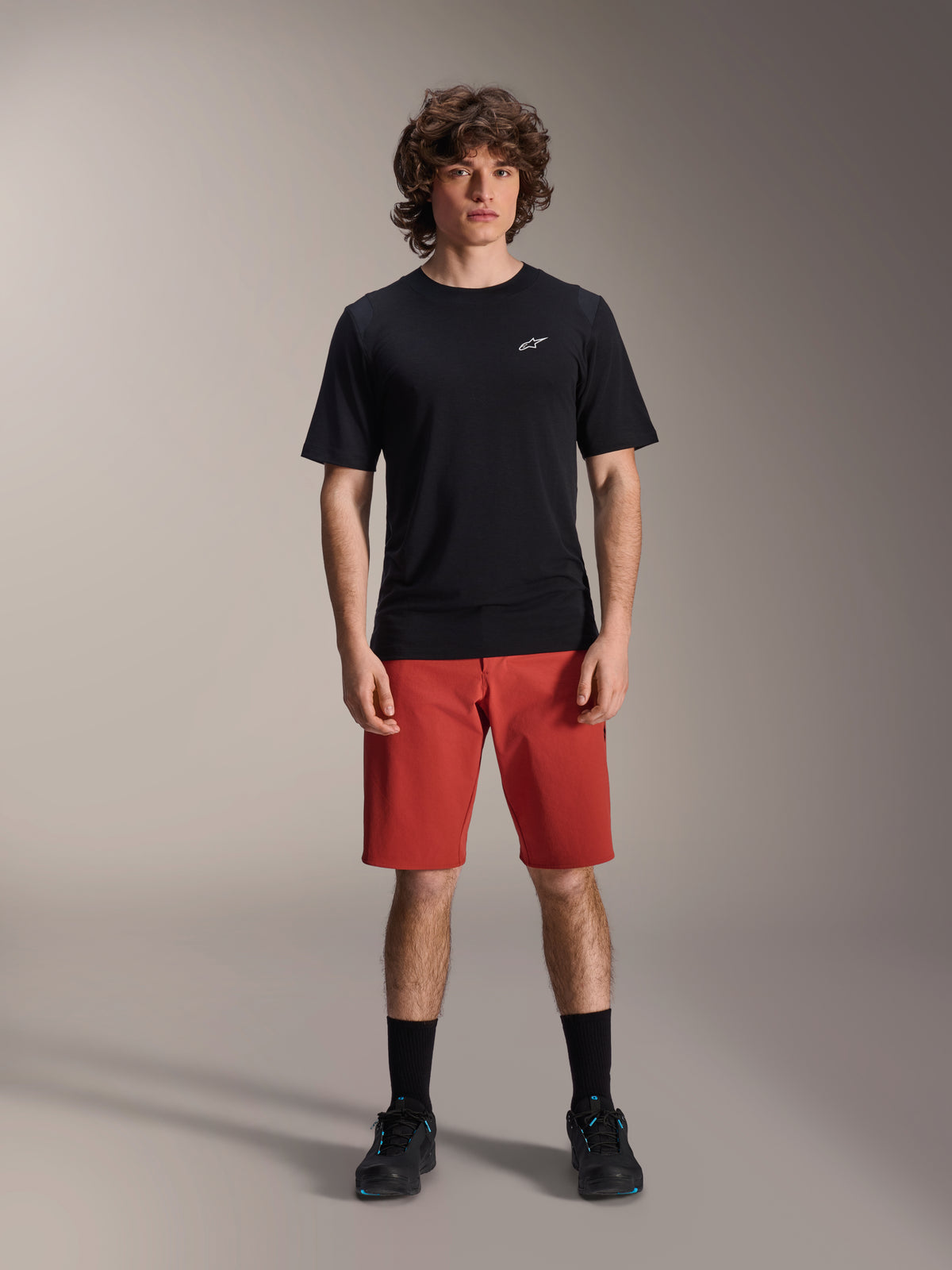 Alpinestars A-Dura Elite Shorts, pantalones cortos de ciclismo de montaña MTB, naranja oscuro, usados con un jersey de manga corta negro y zapatillas de ciclismo, ropa de ciclismo de alto rendimiento para montaña